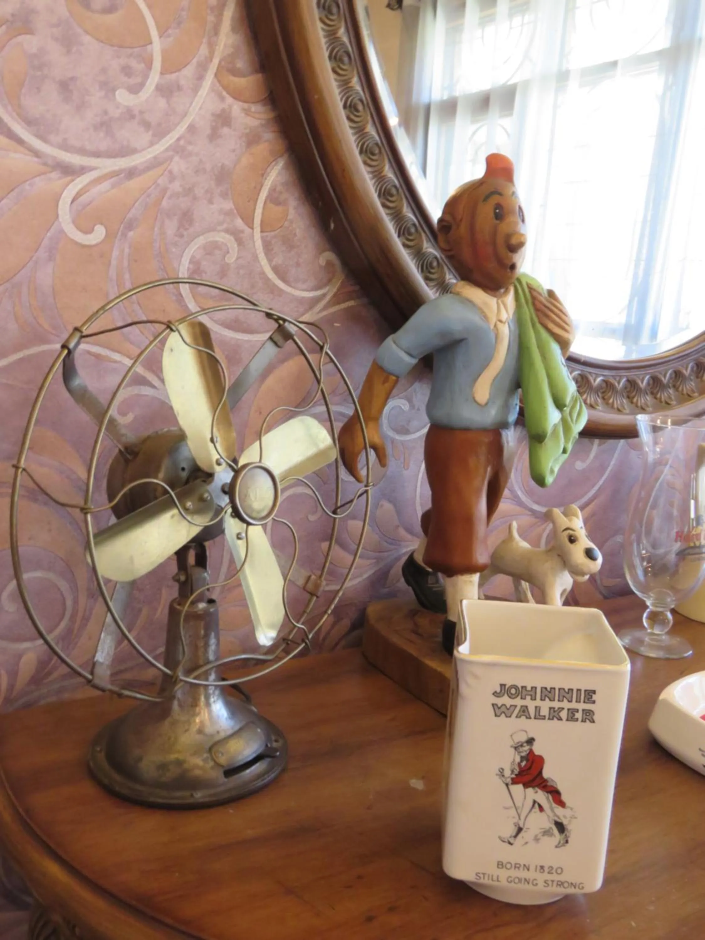 Decorative detail in Boulevard Inn Mt Meru