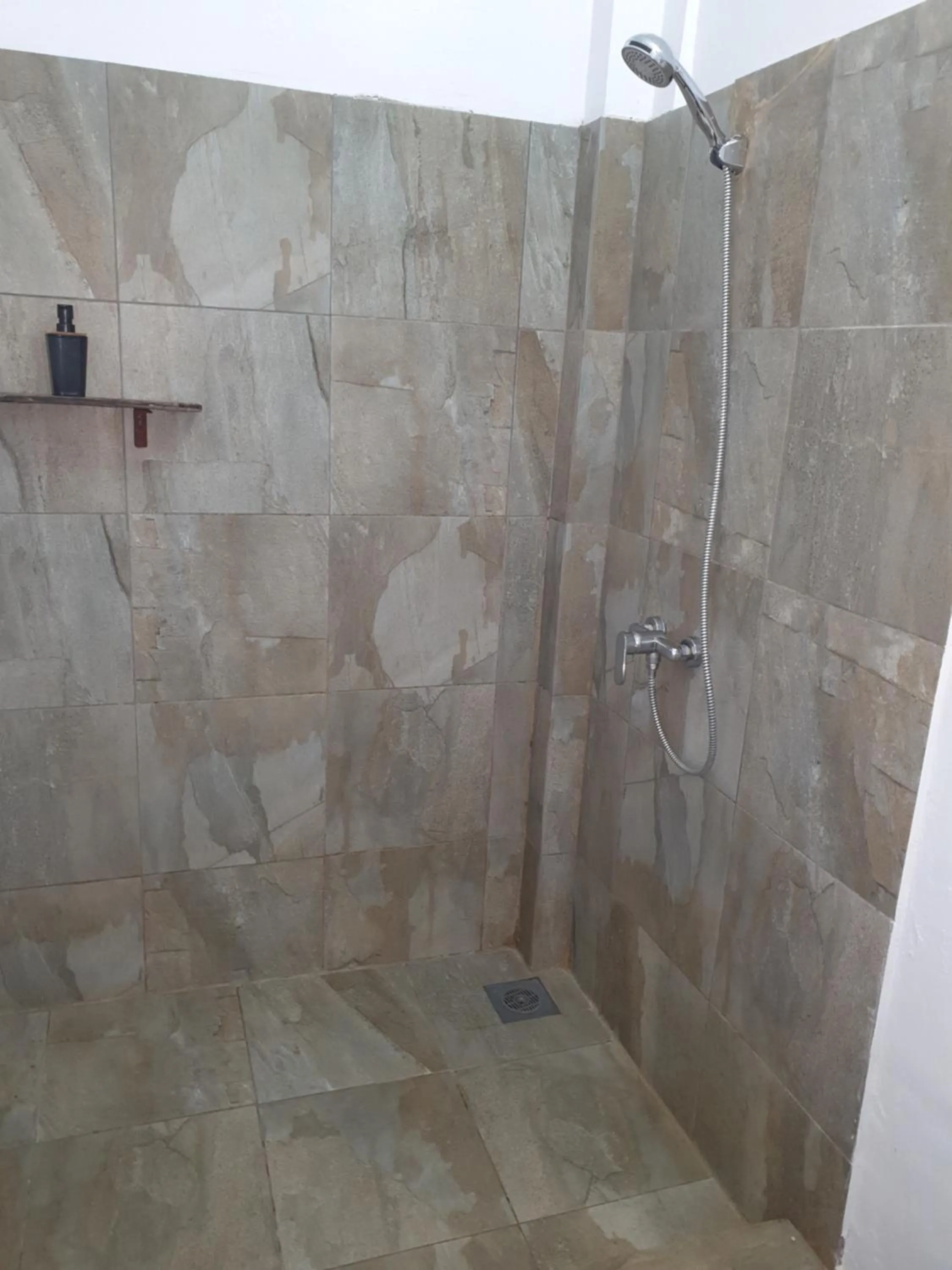 Shower in Boulevard Inn Mt Meru