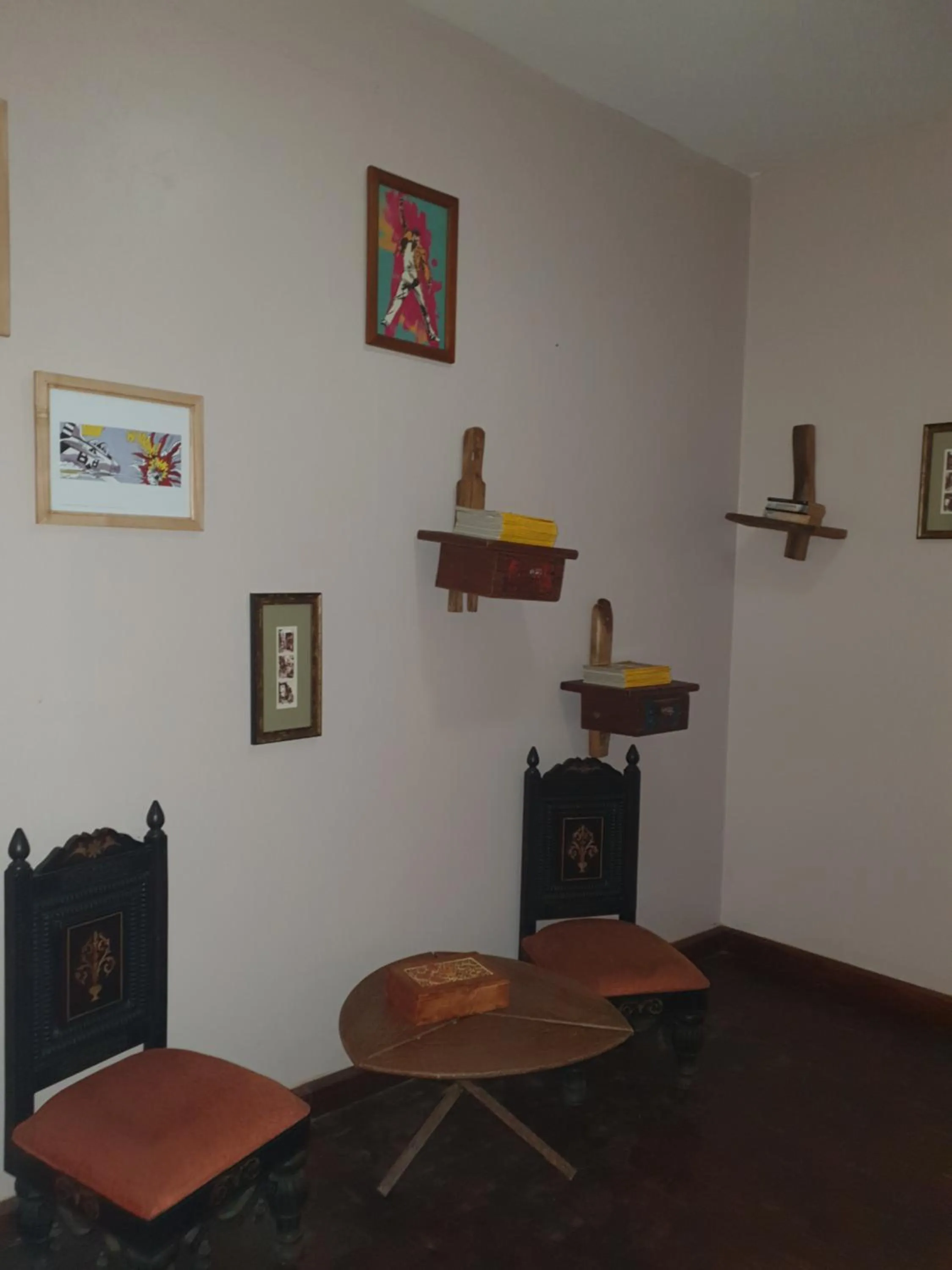 Decorative detail in Boulevard Inn Mt Meru