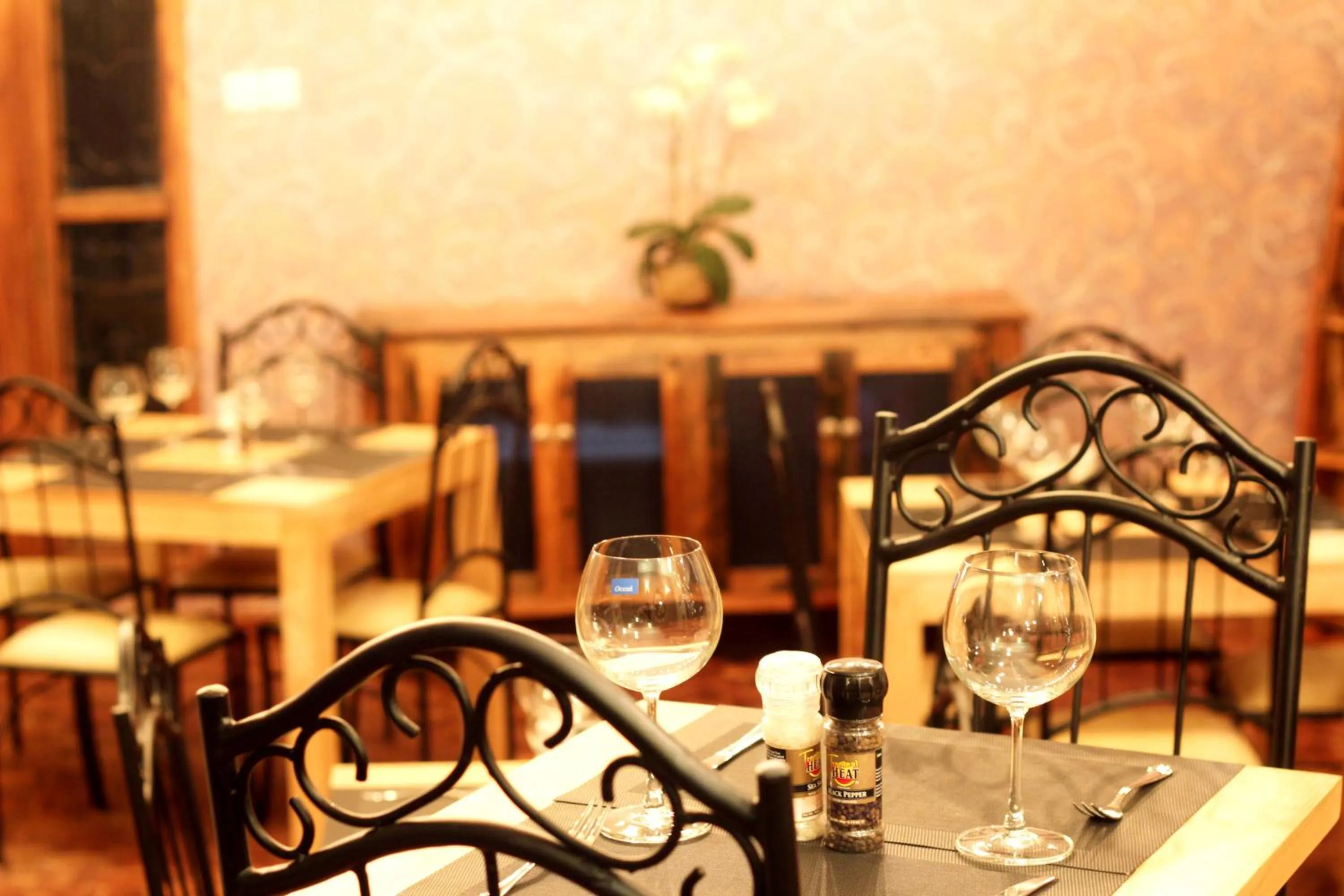 Restaurant/places to eat in Boulevard Inn Mt Meru