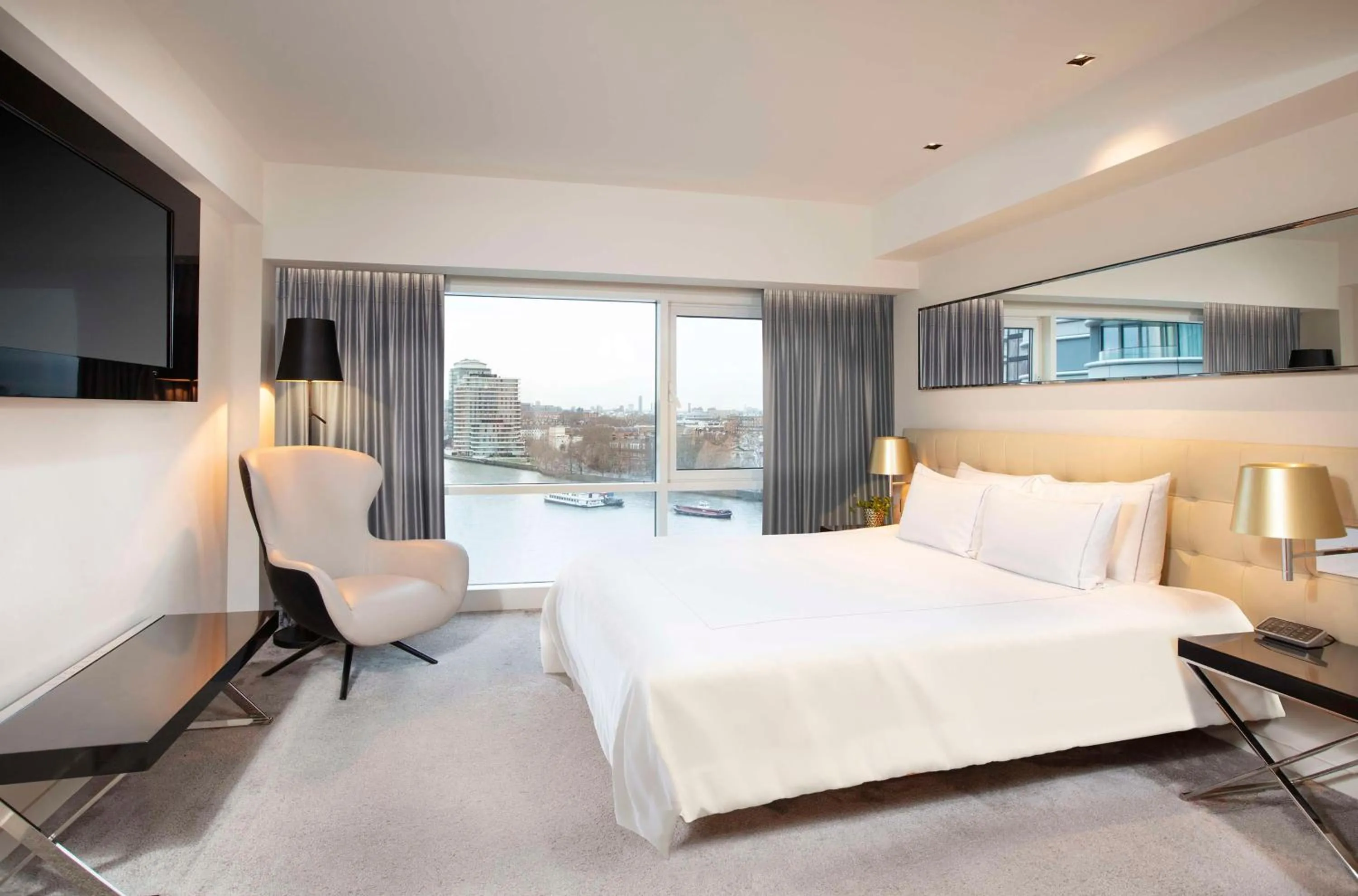 Photo of the whole room, Bed in Park Plaza London Riverbank