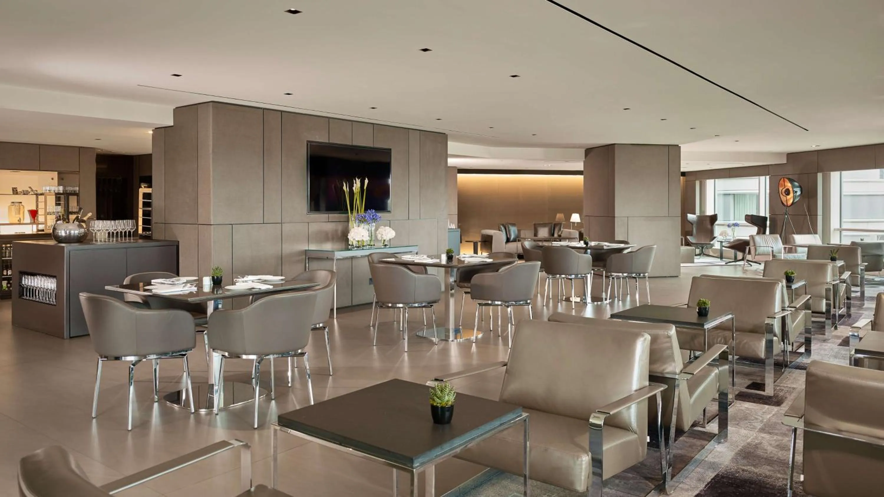 Lounge or bar in Park Plaza London Riverbank