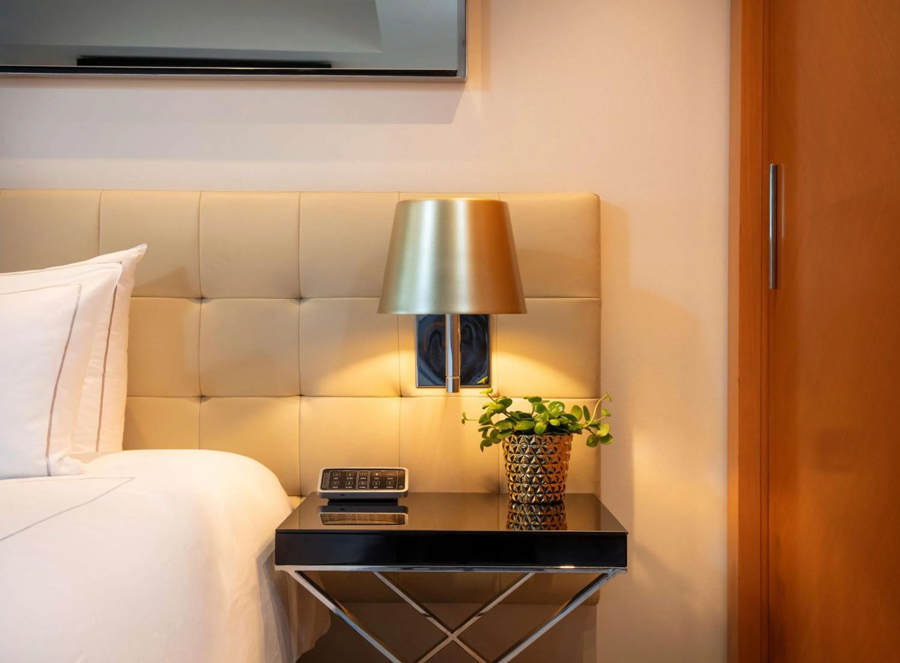 Photo of the whole room in Park Plaza London Riverbank