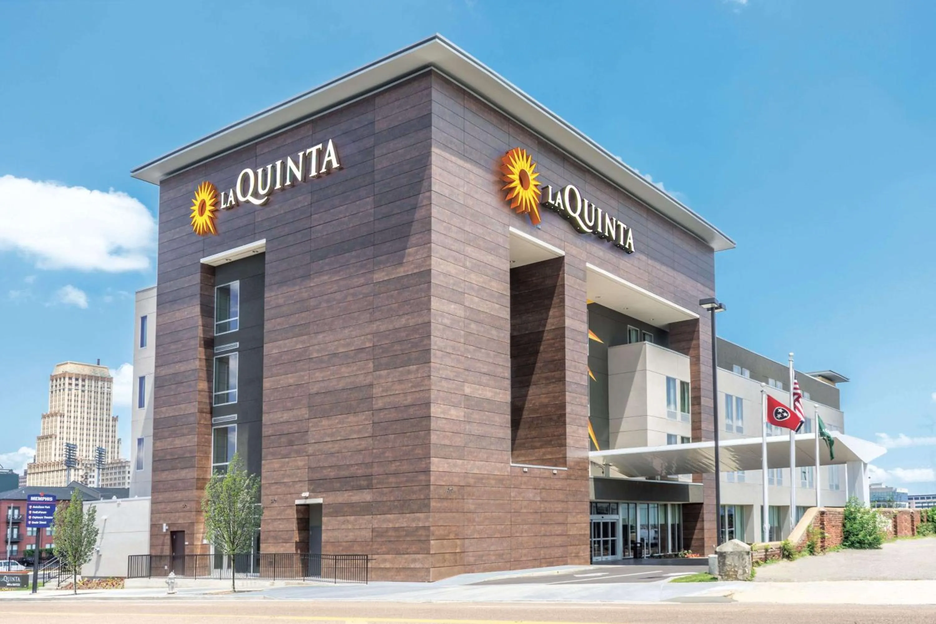 Property building in La Quinta by Wyndham Memphis Downtown