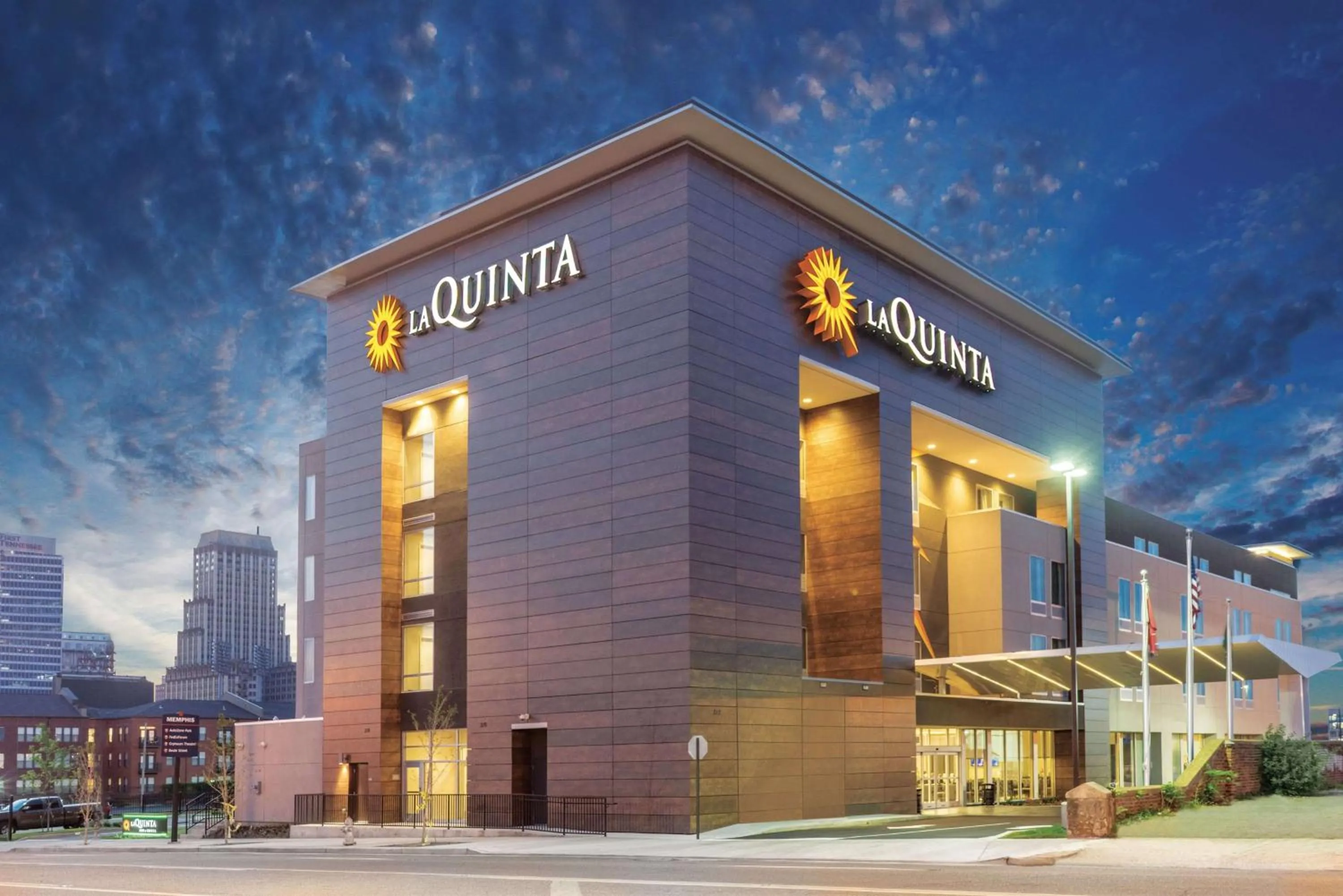 Property building in La Quinta by Wyndham Memphis Downtown