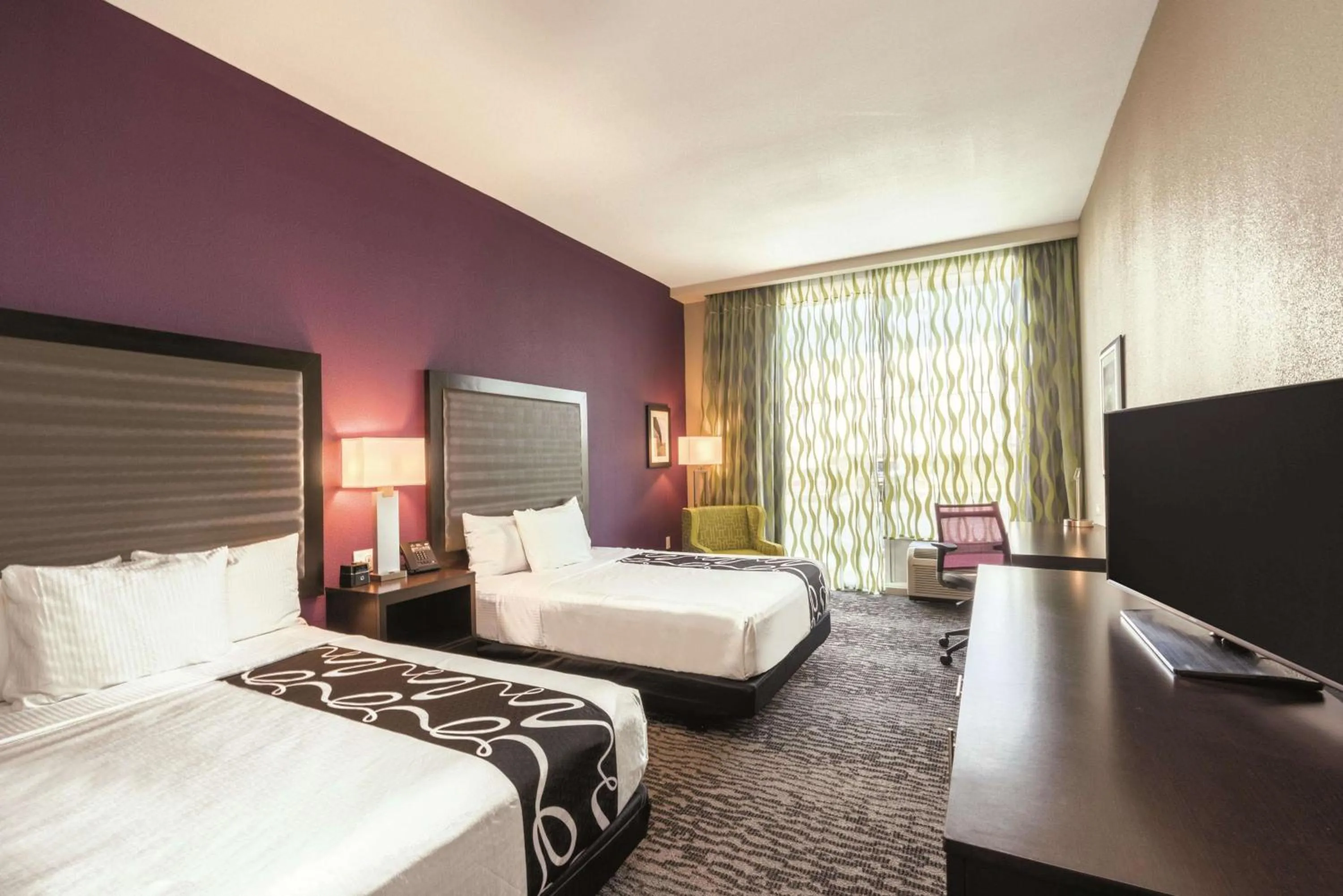 Bedroom, Bed in La Quinta by Wyndham Memphis Downtown