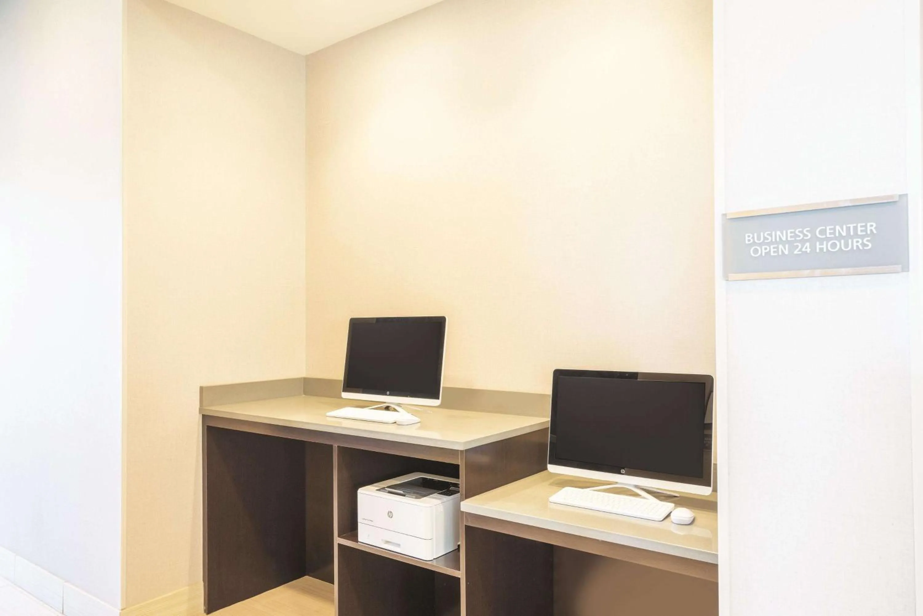 Business facilities in La Quinta by Wyndham Memphis Downtown