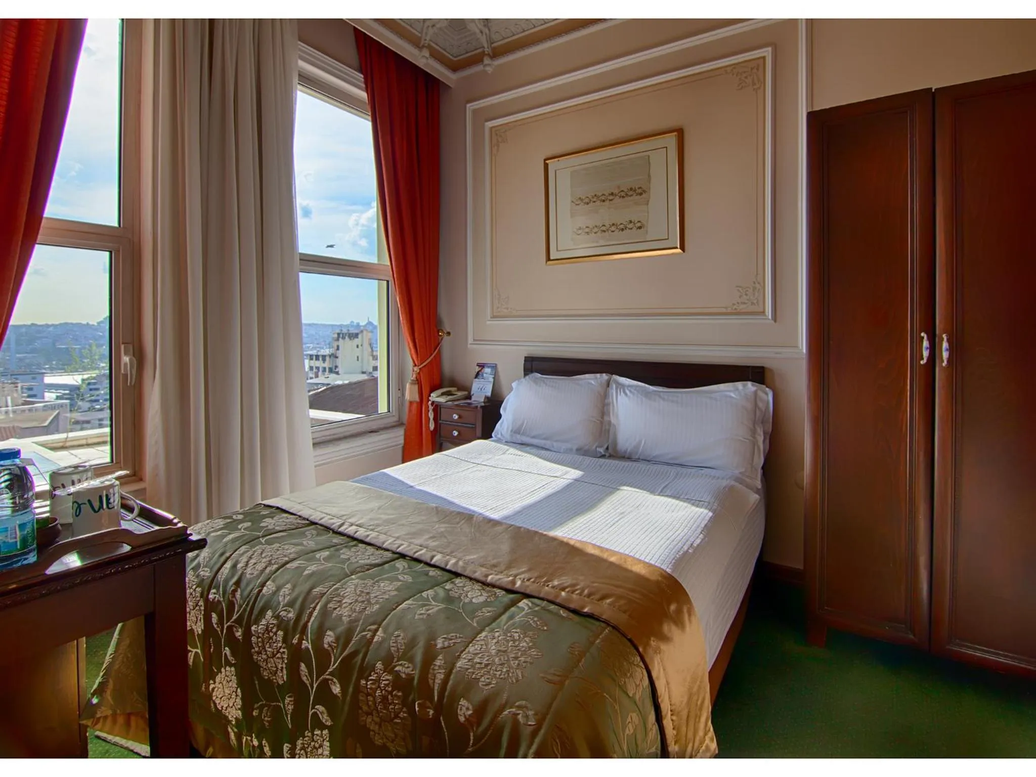 Photo of the whole room, Bed in Anemon Koleksiyon Galata Otel