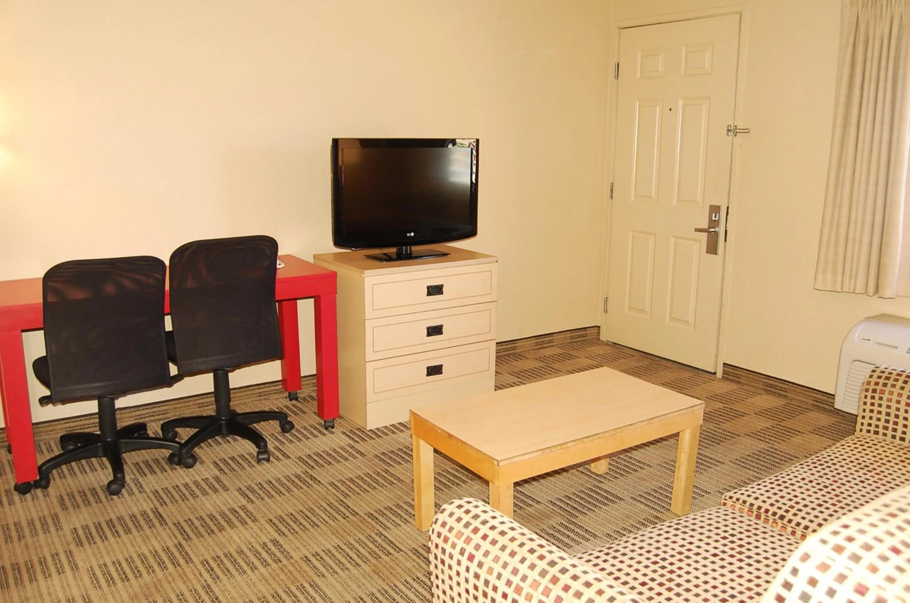 Living room, TV/Entertainment Center in Extended Stay America Suites - Las Vegas - Valley View