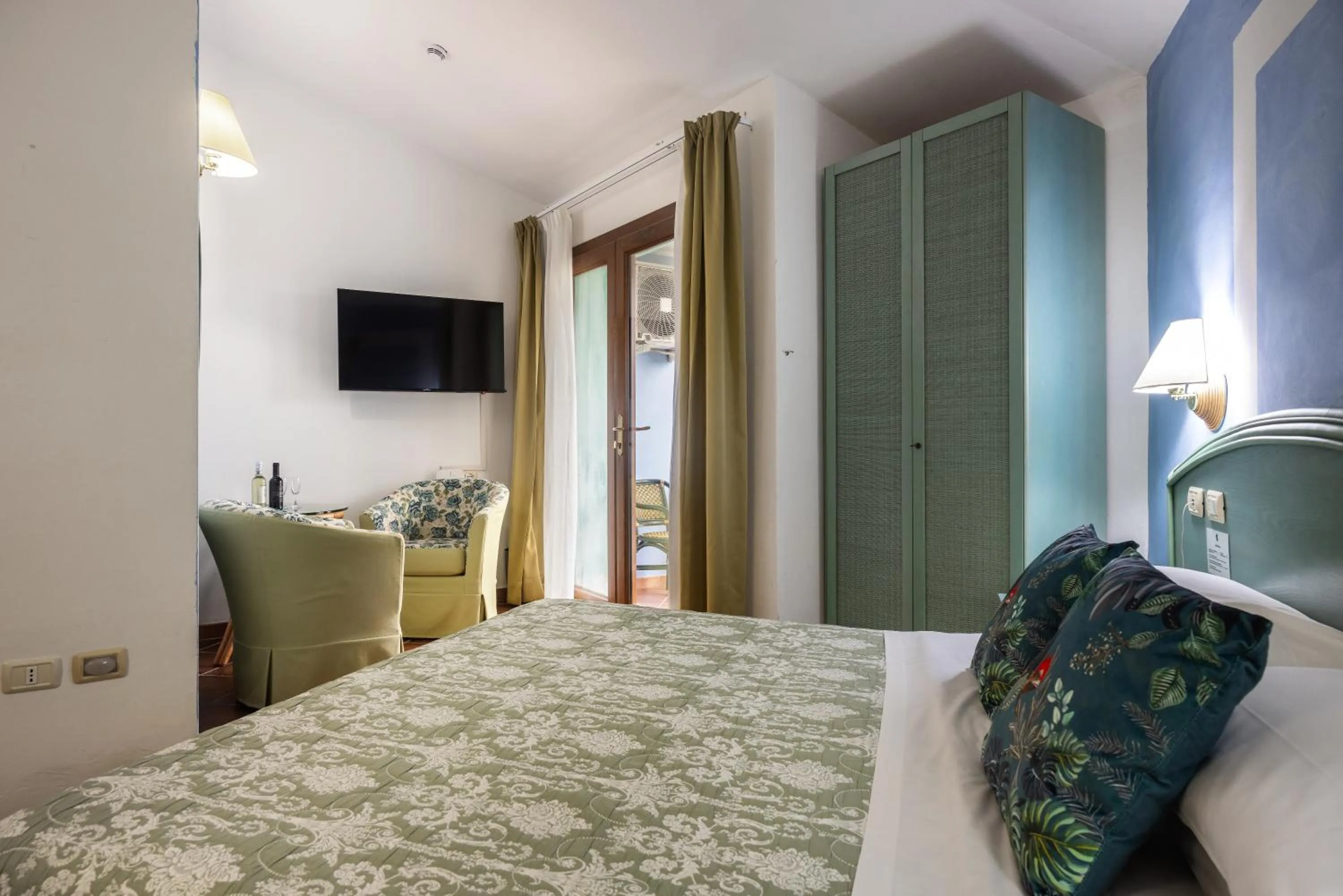 Bed in Hotel Stefania Boutique Hotel by the Beach