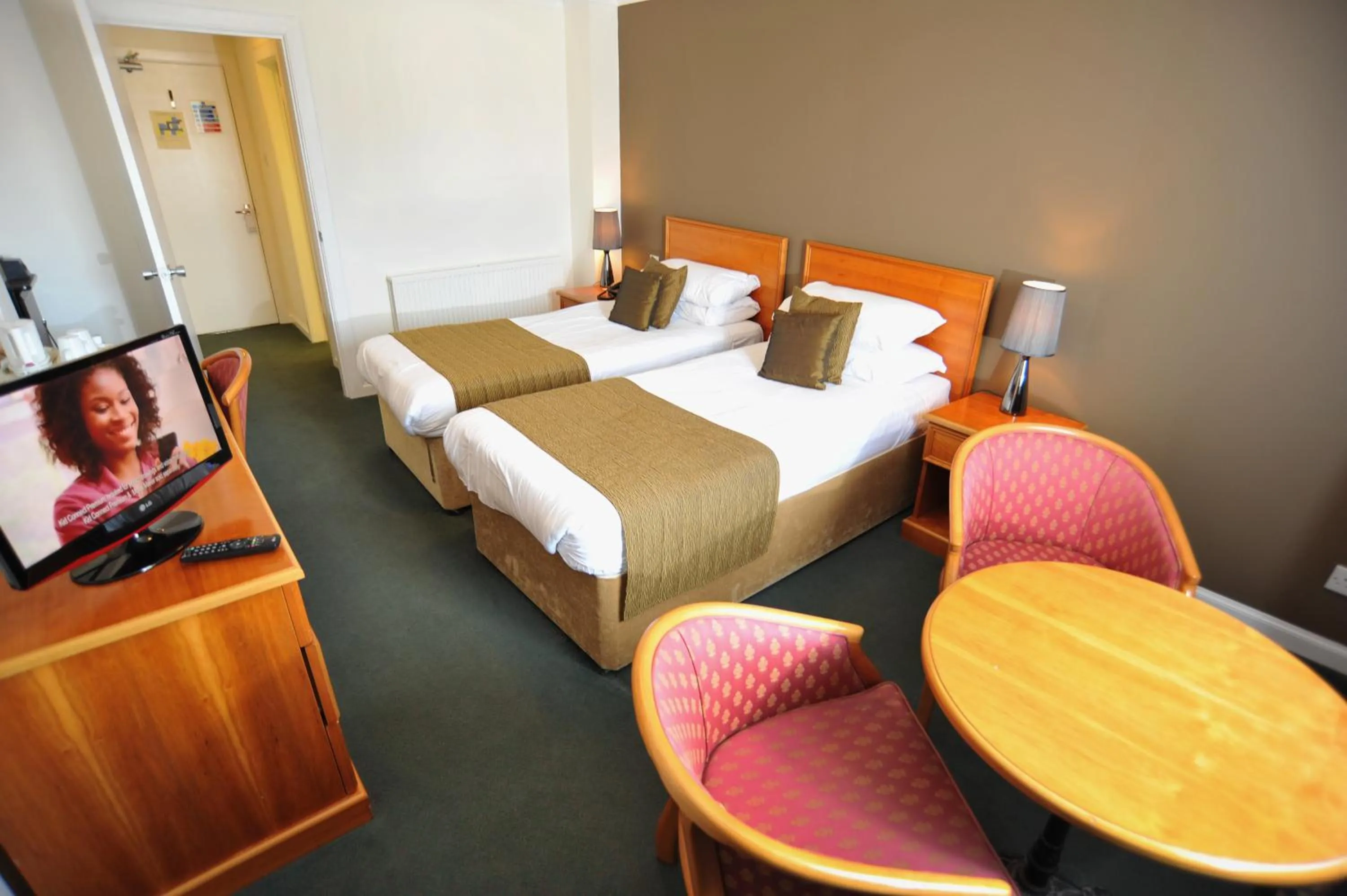 Photo of the whole room, Bed in Golden Lion Hotel