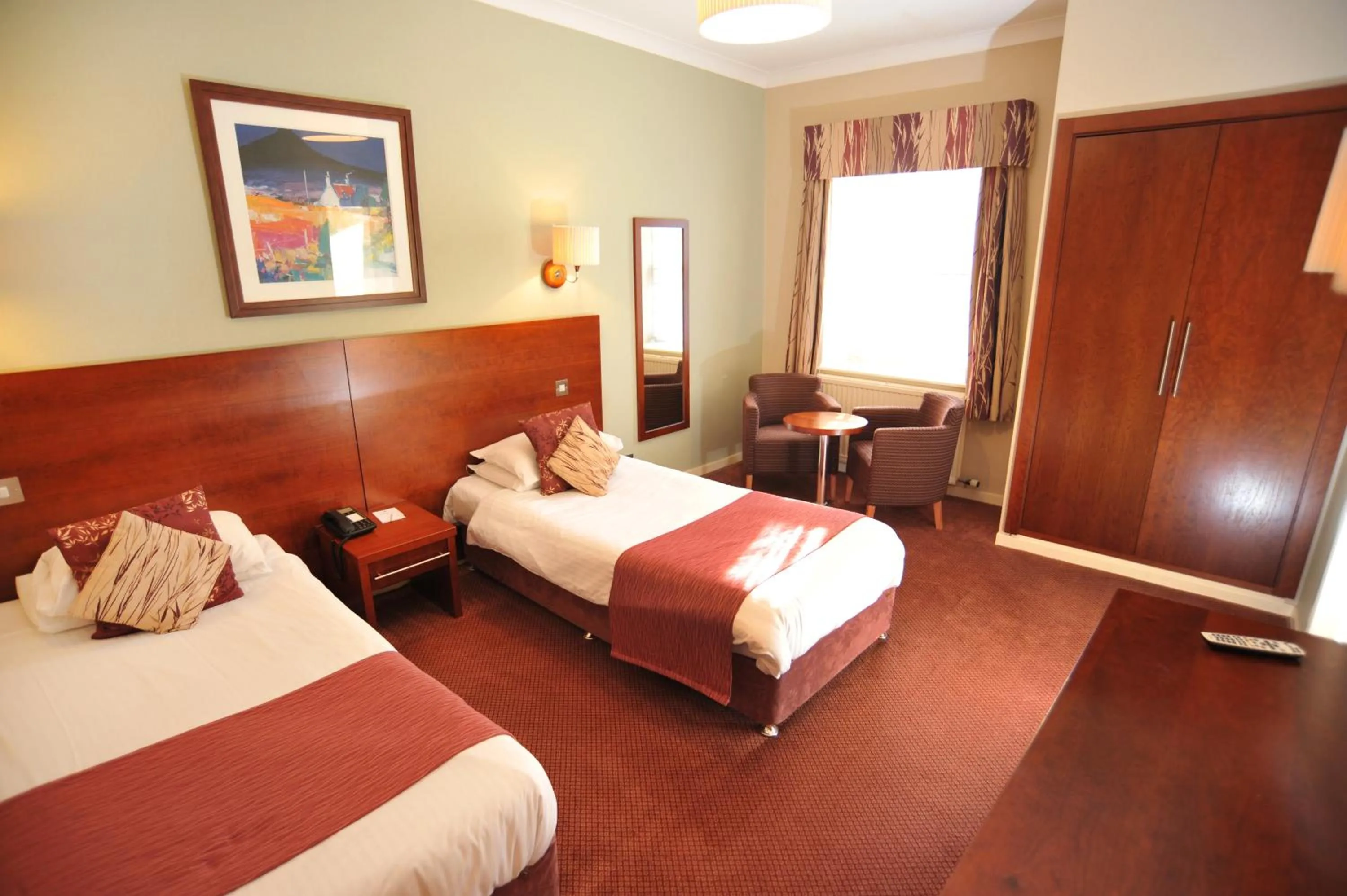 Photo of the whole room, Bed in Golden Lion Hotel
