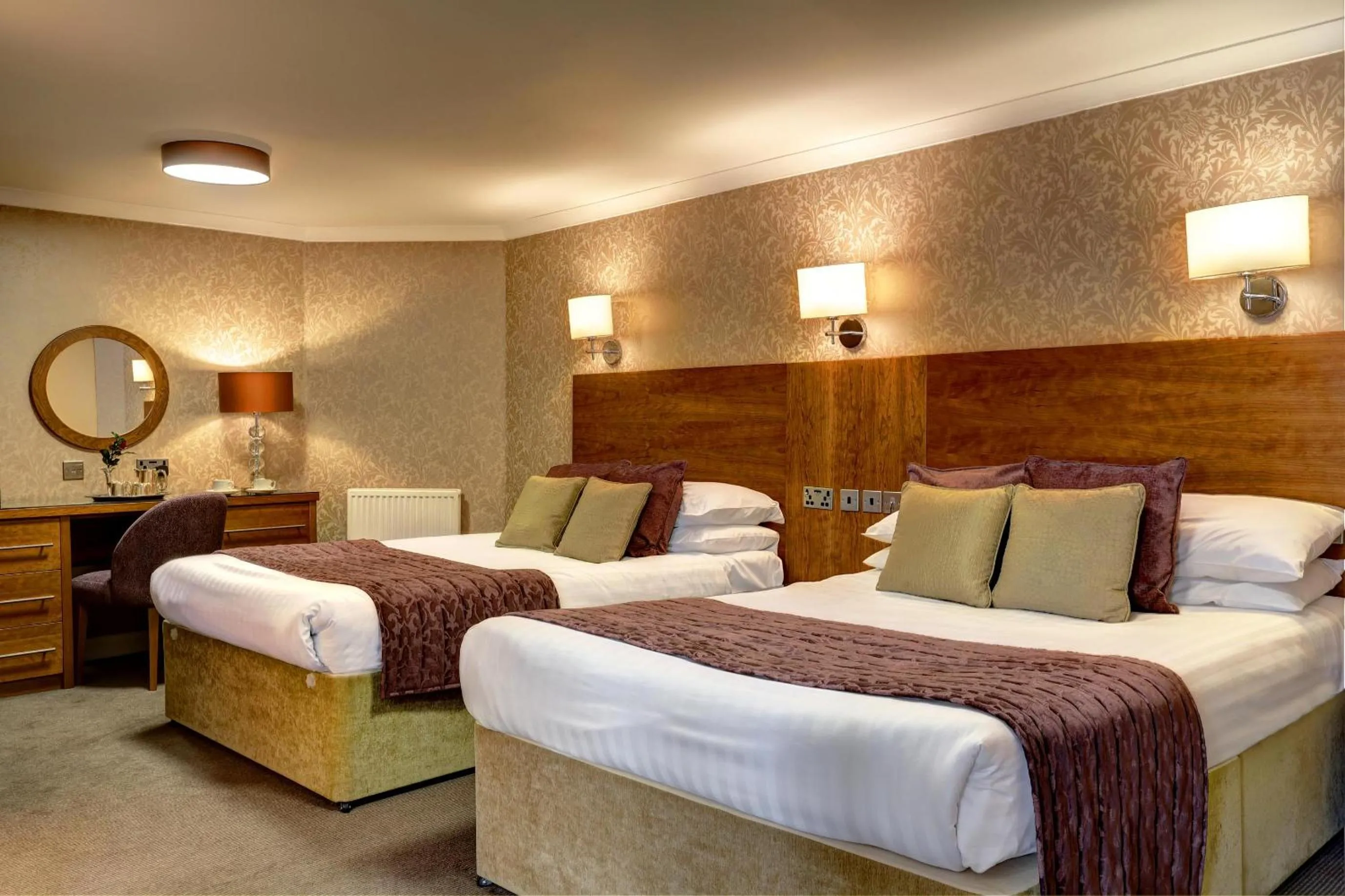 Bedroom, Bed in Golden Lion Hotel