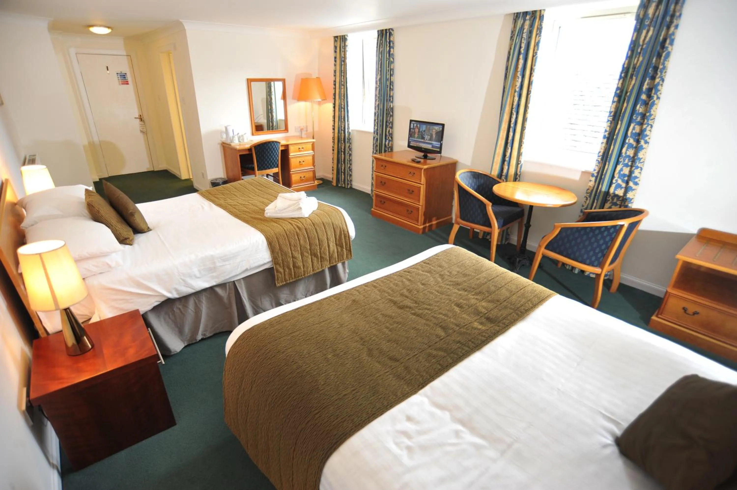 Bedroom, Bed in Golden Lion Hotel