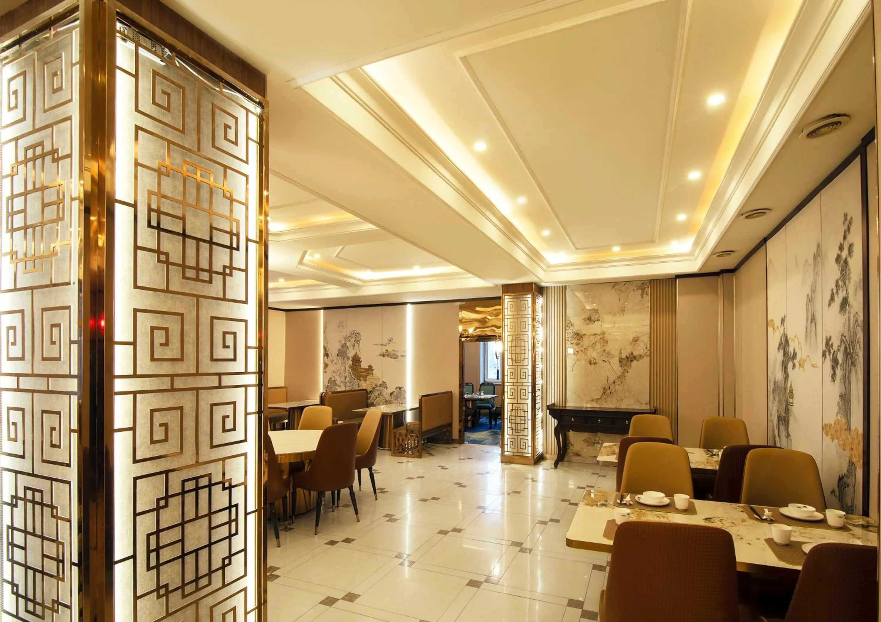 Restaurant/places to eat in Royal House Hotel 2