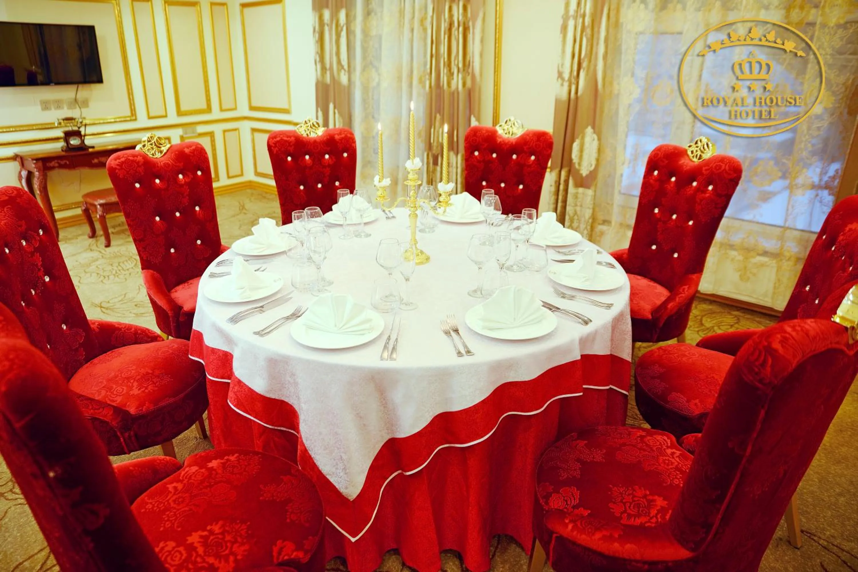 Restaurant/places to eat in Royal House Hotel 2