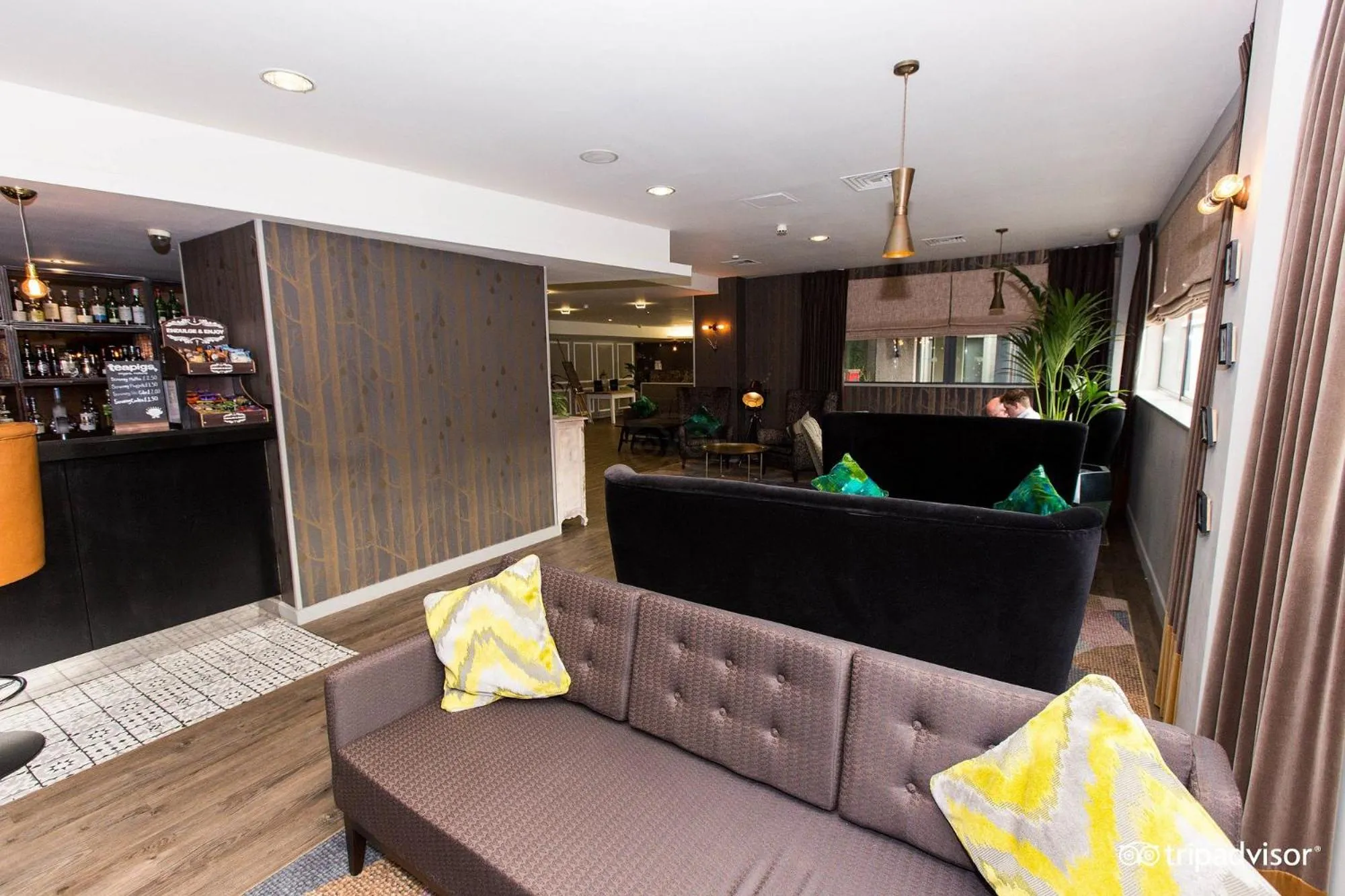 Lounge or bar in Ramada Hotel & Suites by Wyndham Coventry