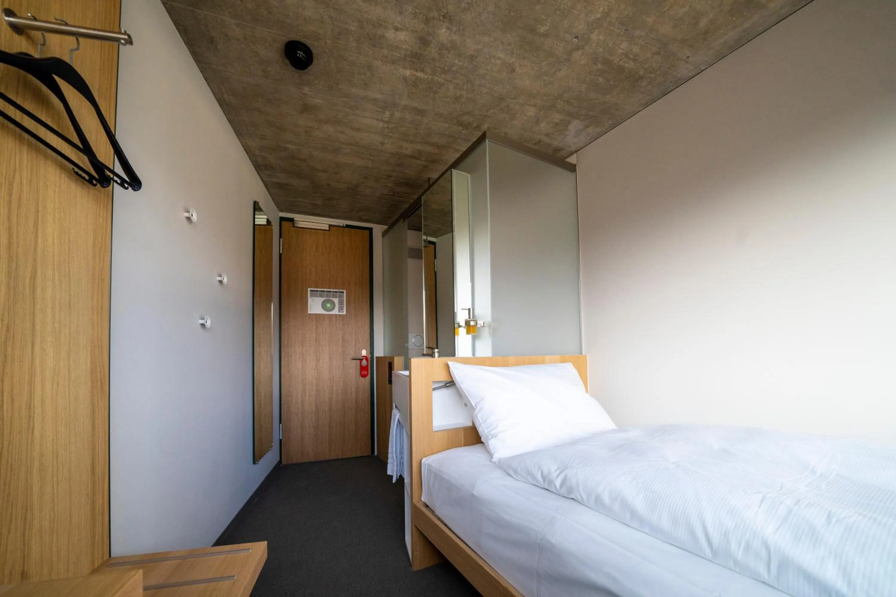 Photo of the whole room, Bed in Centre Loewenberg