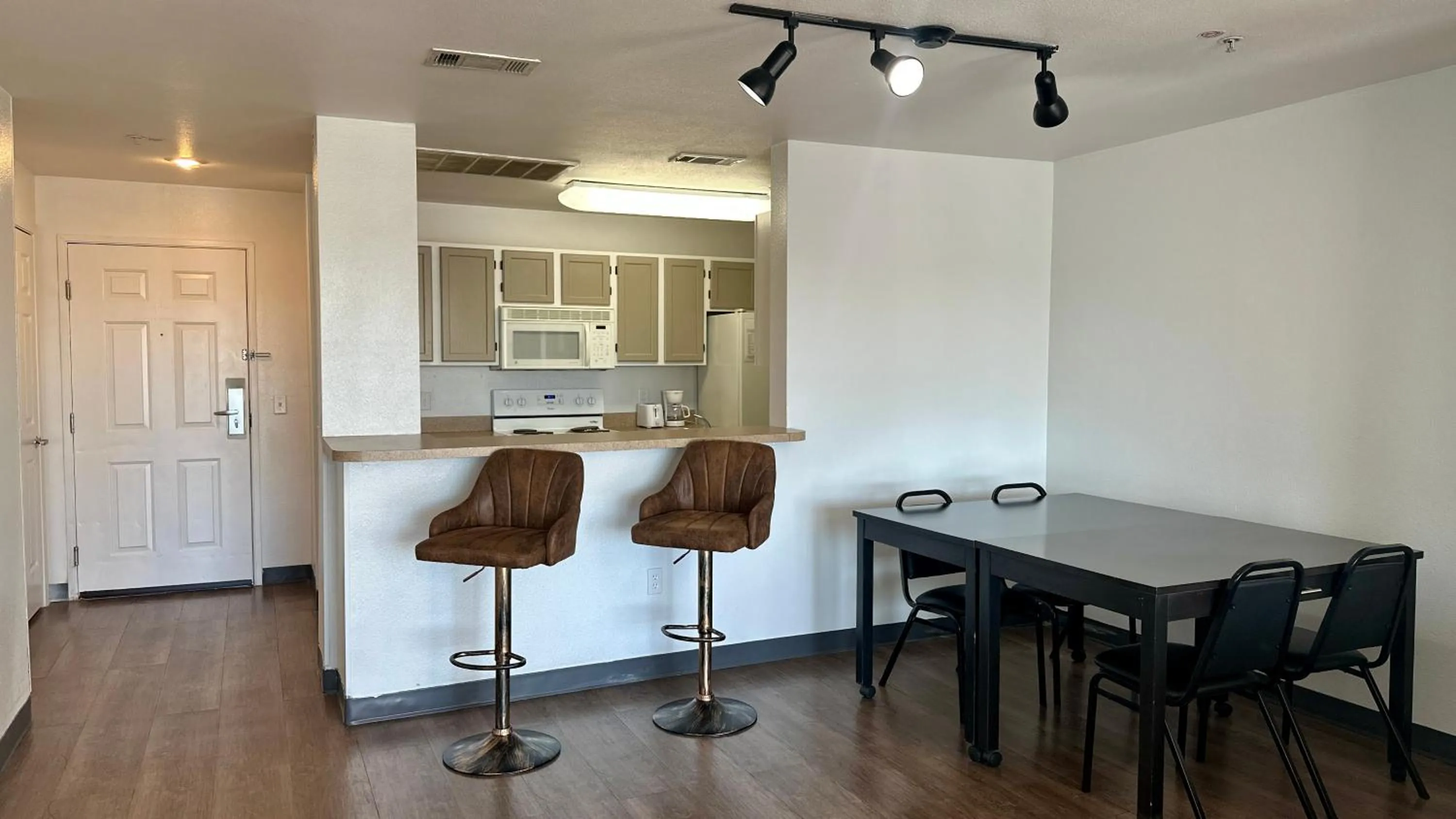 Dining area in MainStay Suites Las Vegas Flamingo
