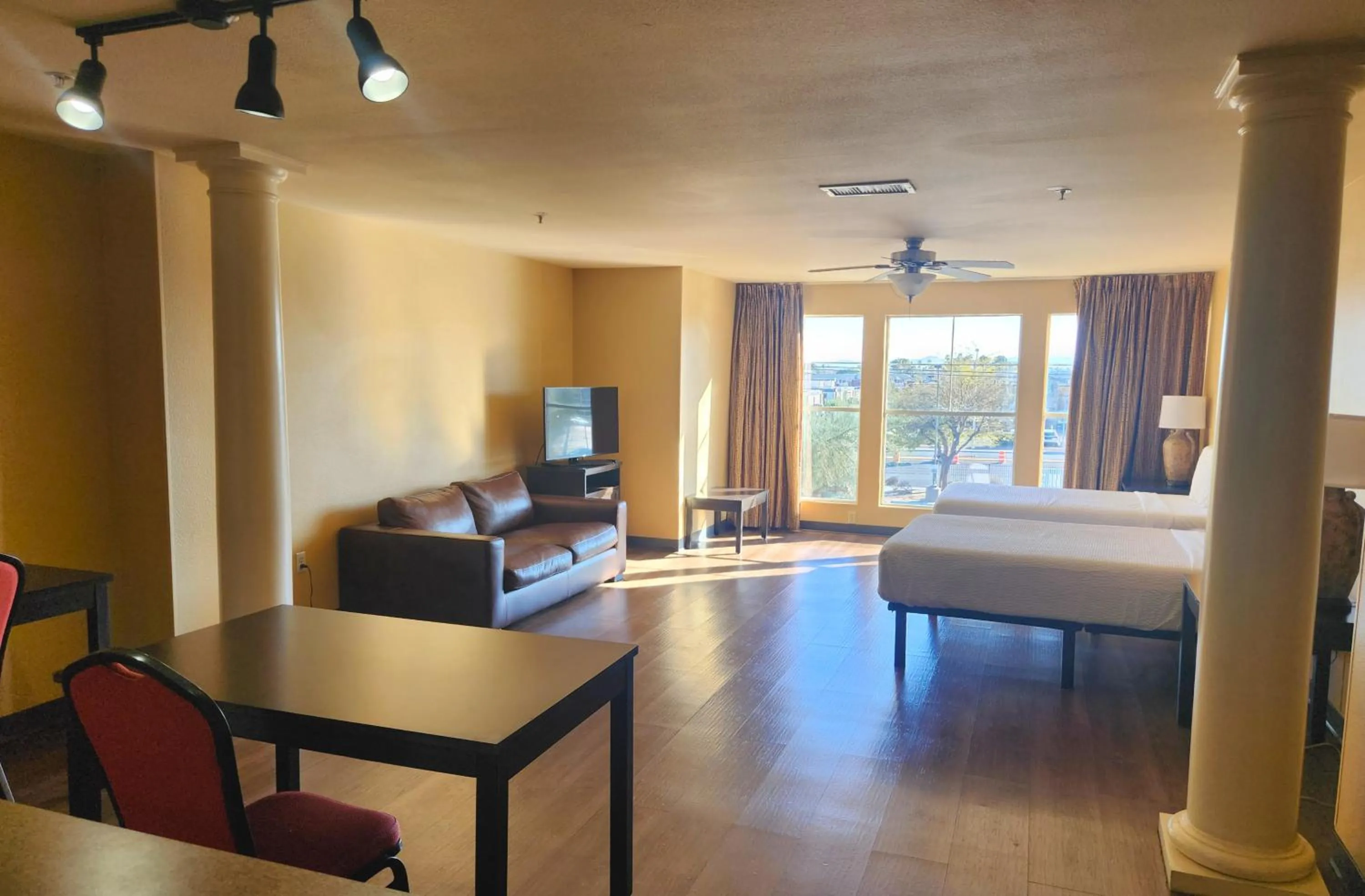 Bed in MainStay Suites Las Vegas Flamingo