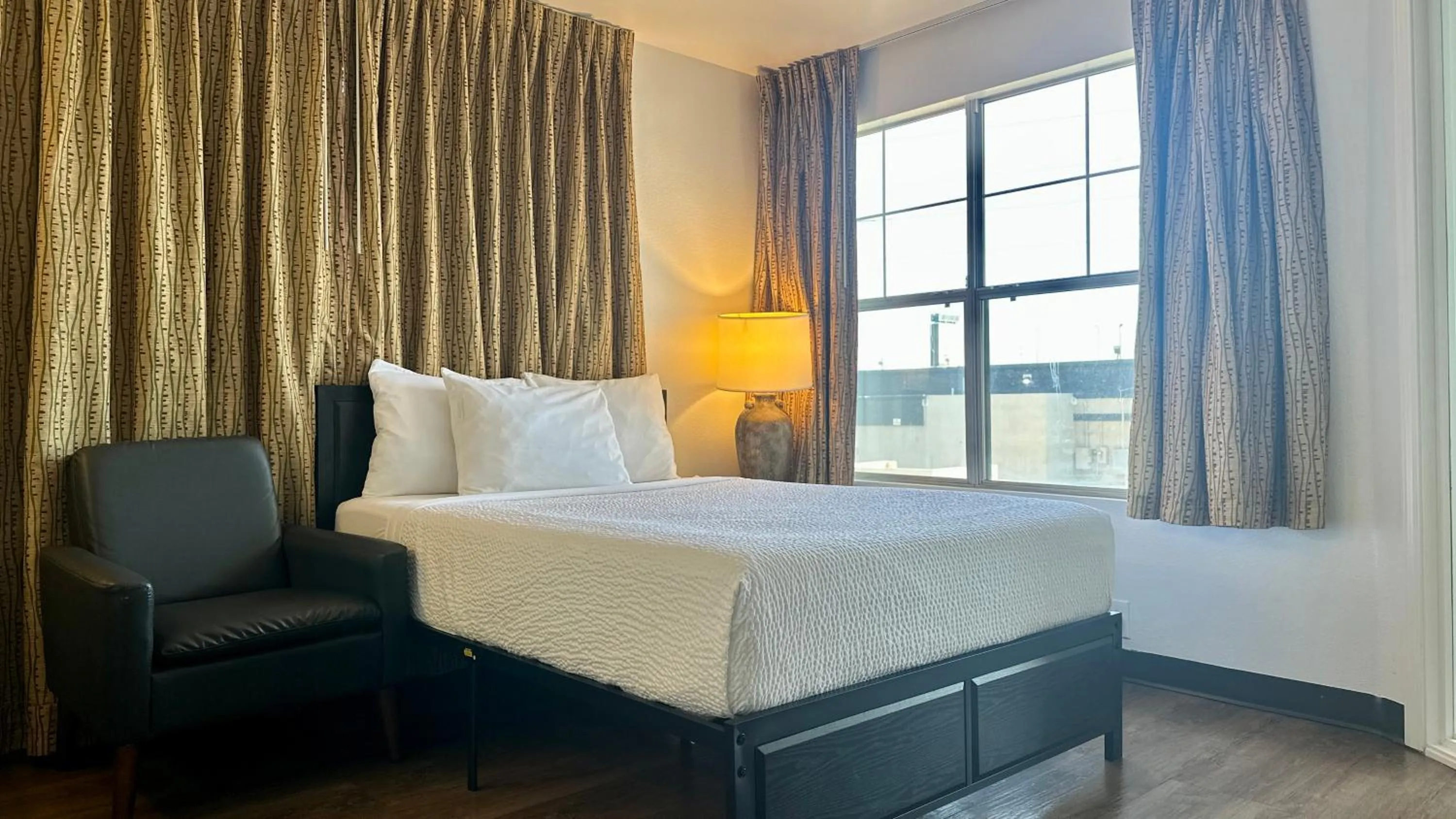 Bedroom, Bed in MainStay Suites Las Vegas Flamingo