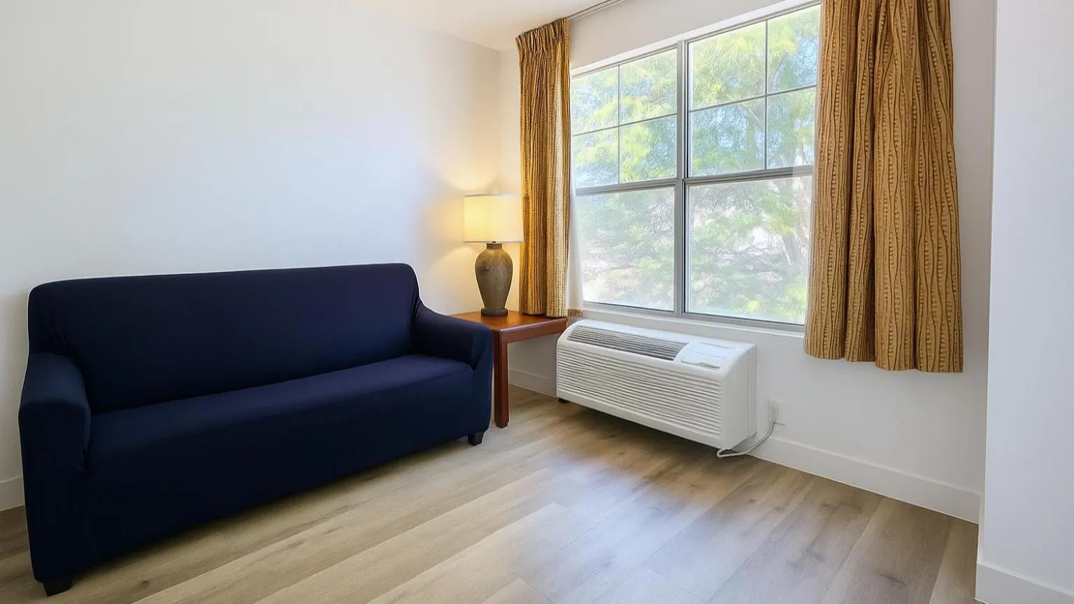 Living room, Bed in MainStay Suites Las Vegas Flamingo