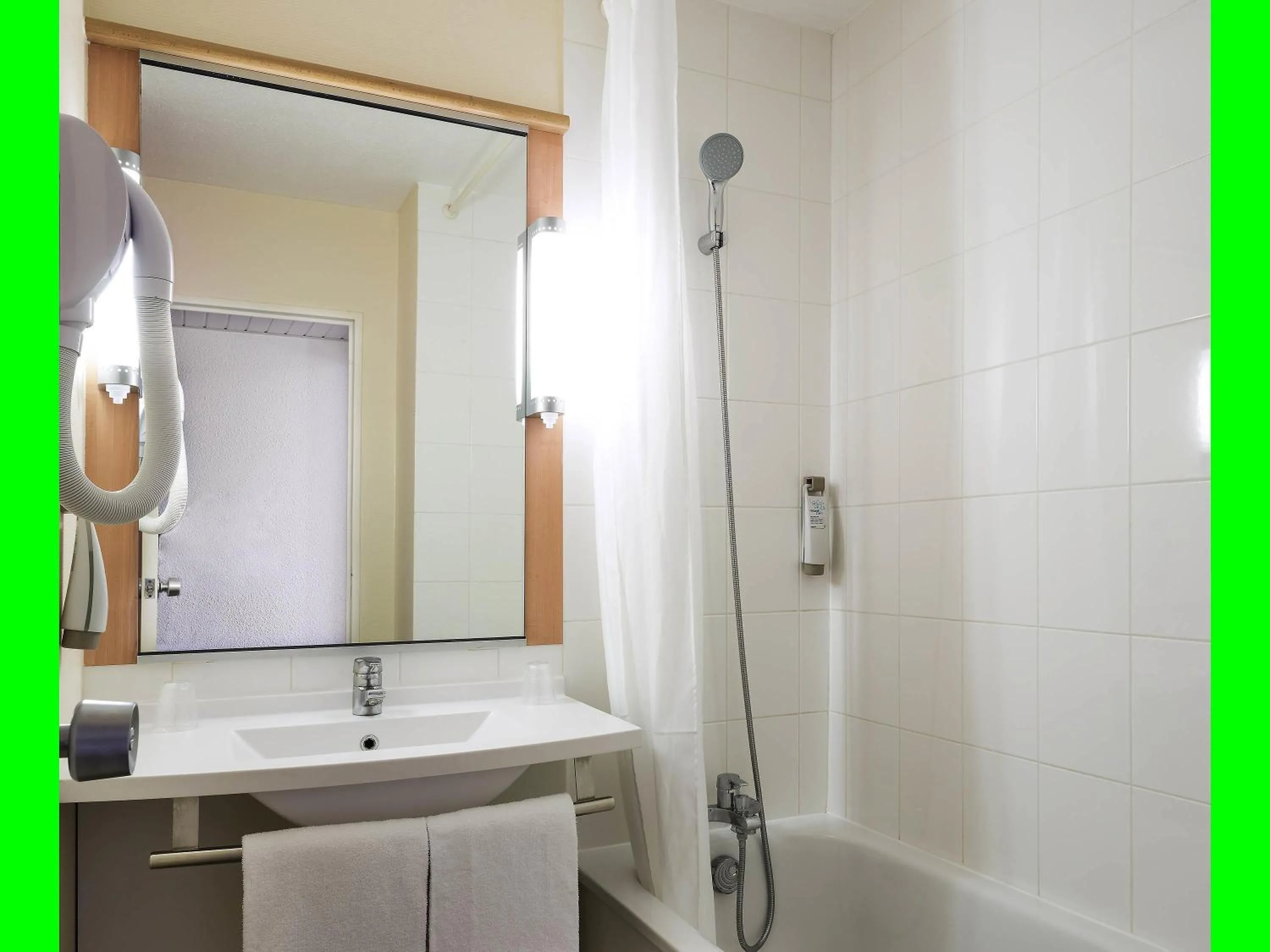 Bedroom in ibis Poitiers Site du Futuroscope