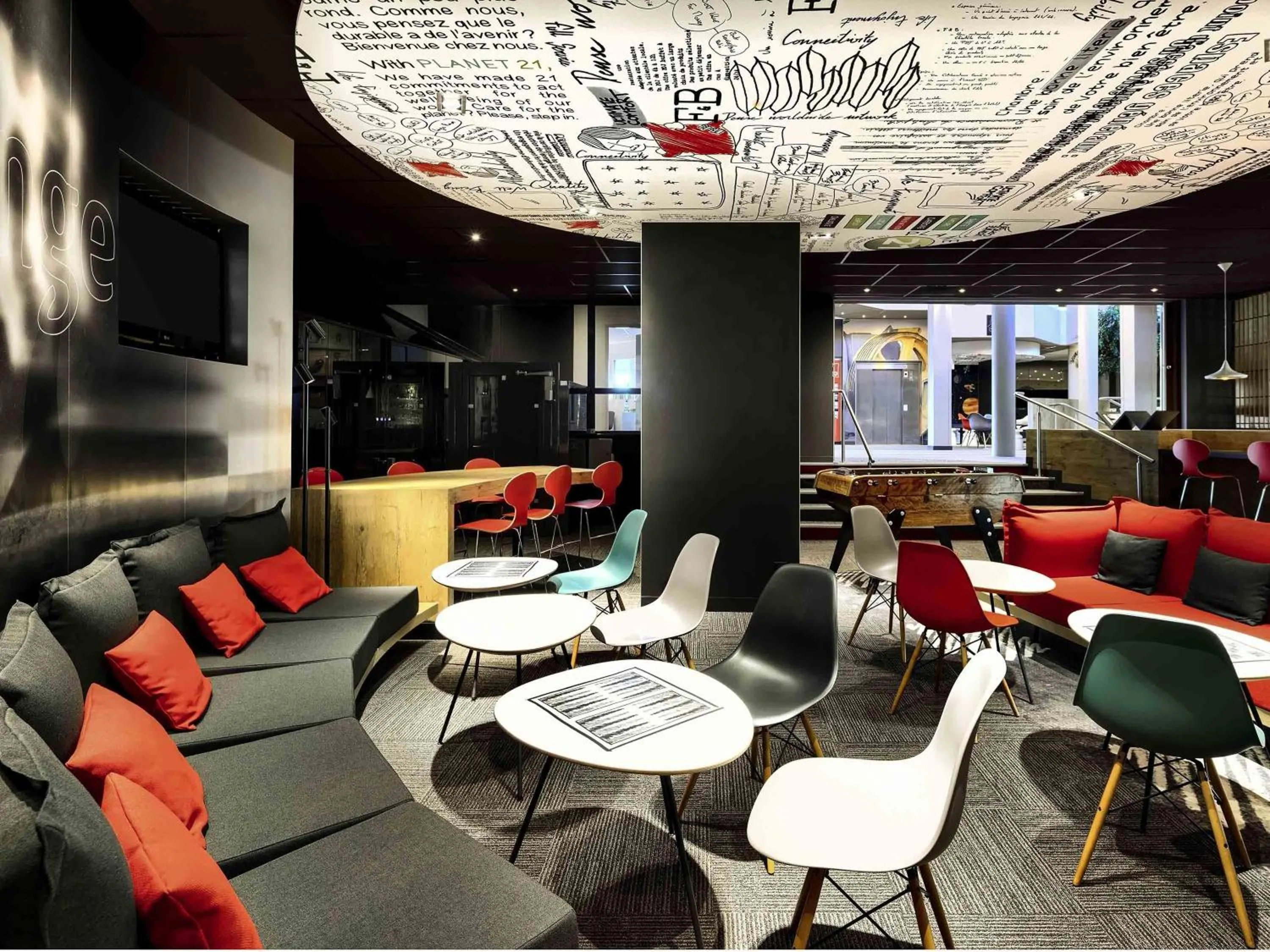 Lounge or bar in ibis Poitiers Site du Futuroscope