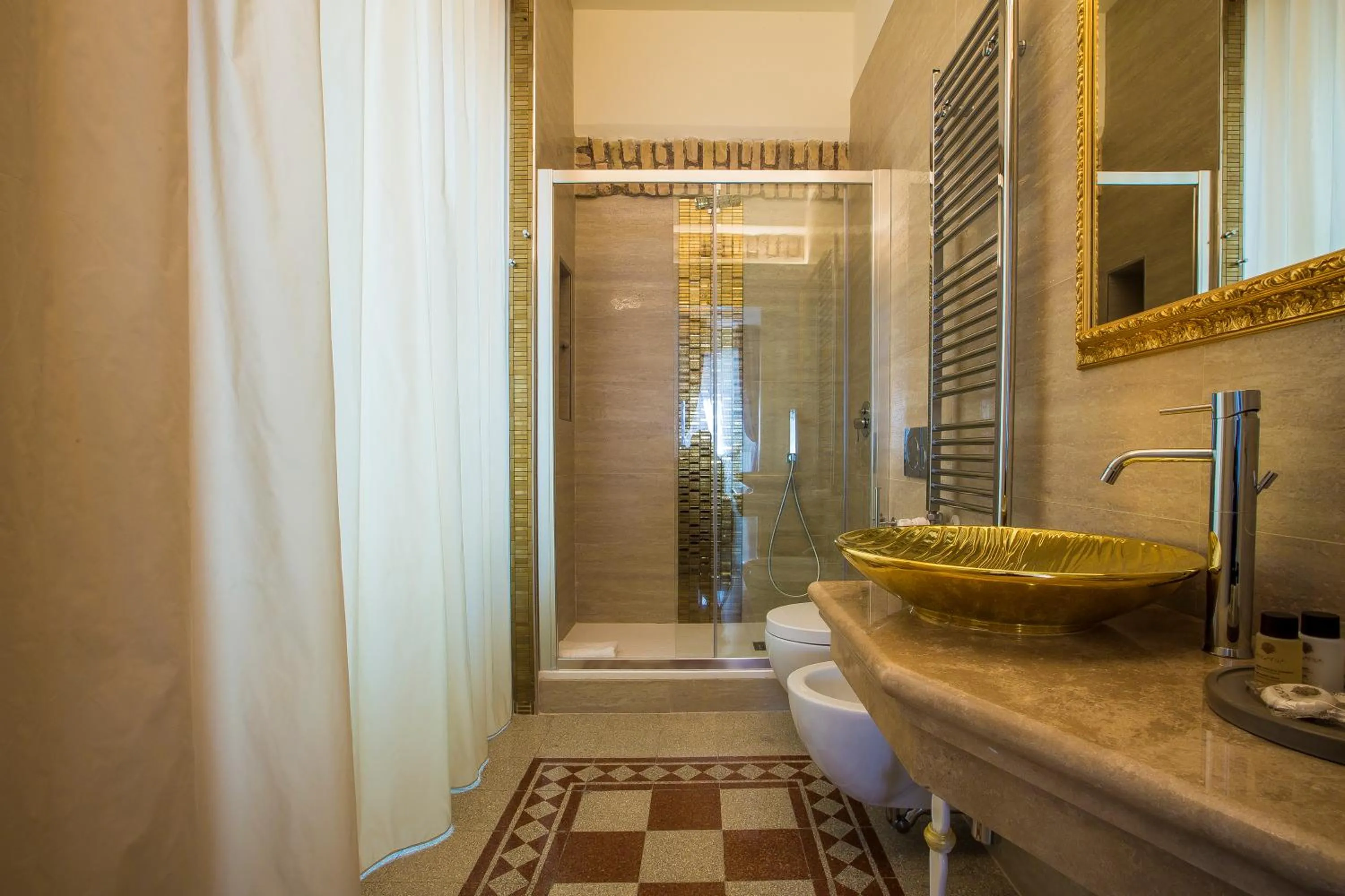 Shower in Trastevere Royal Suite