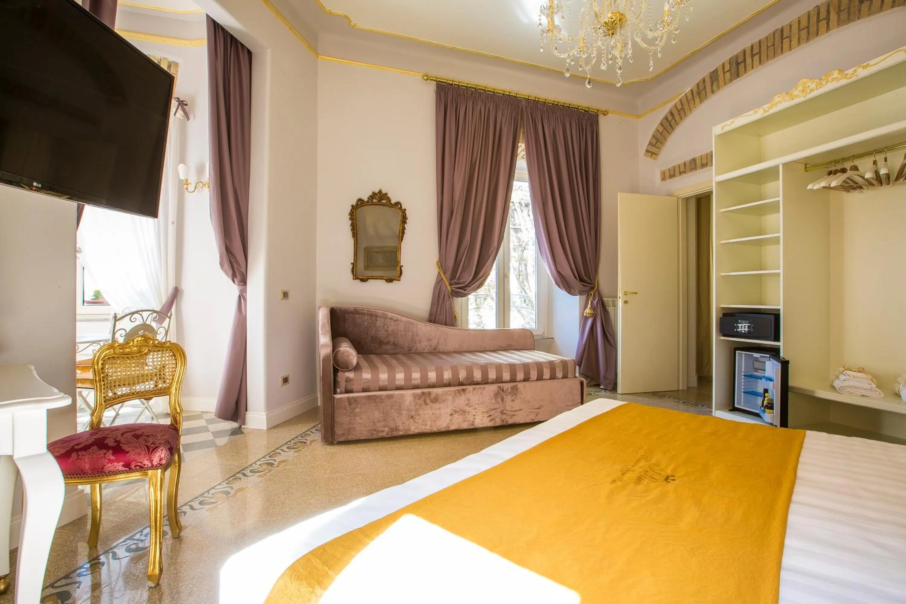 Photo of the whole room, Bed in Trastevere Royal Suite