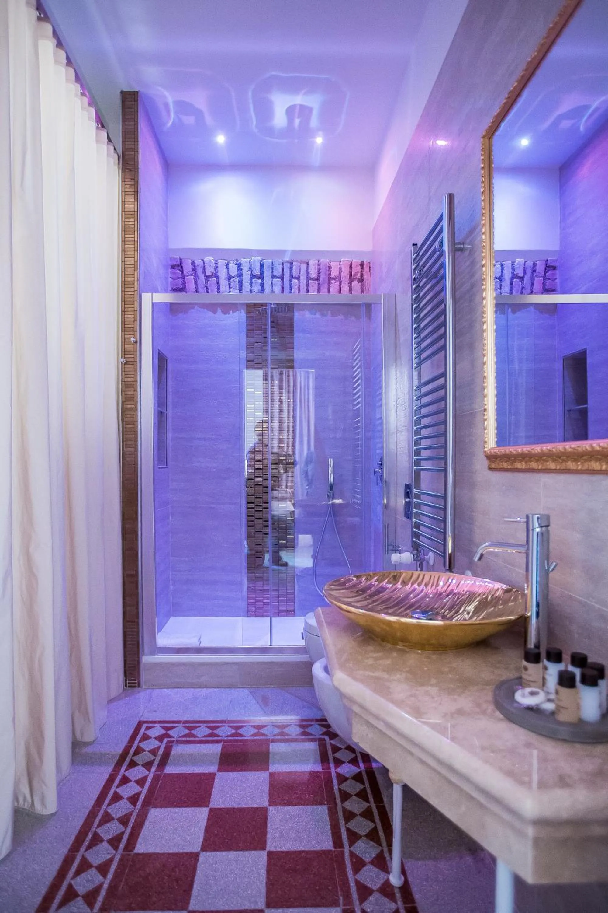 Shower in Trastevere Royal Suite
