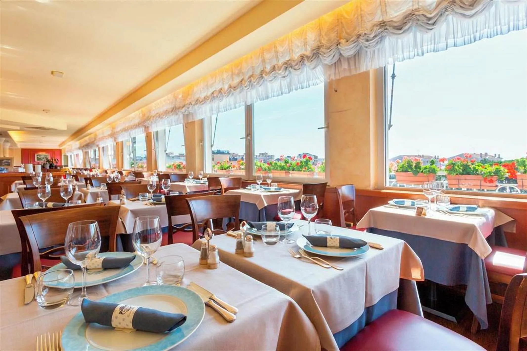 Restaurant/places to eat in Hotel Principe Palace