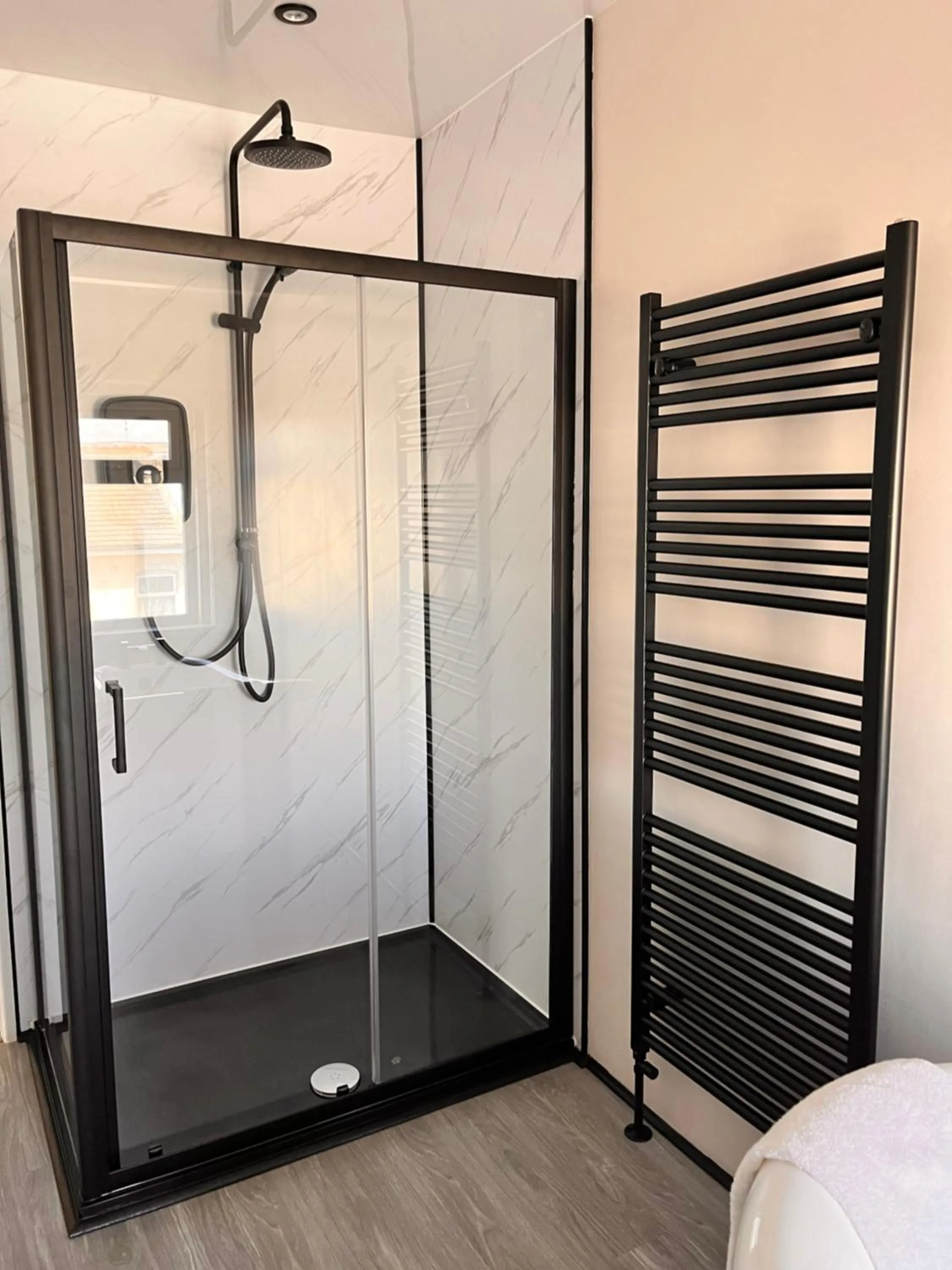 Shower, Bed in The Oxfordshire