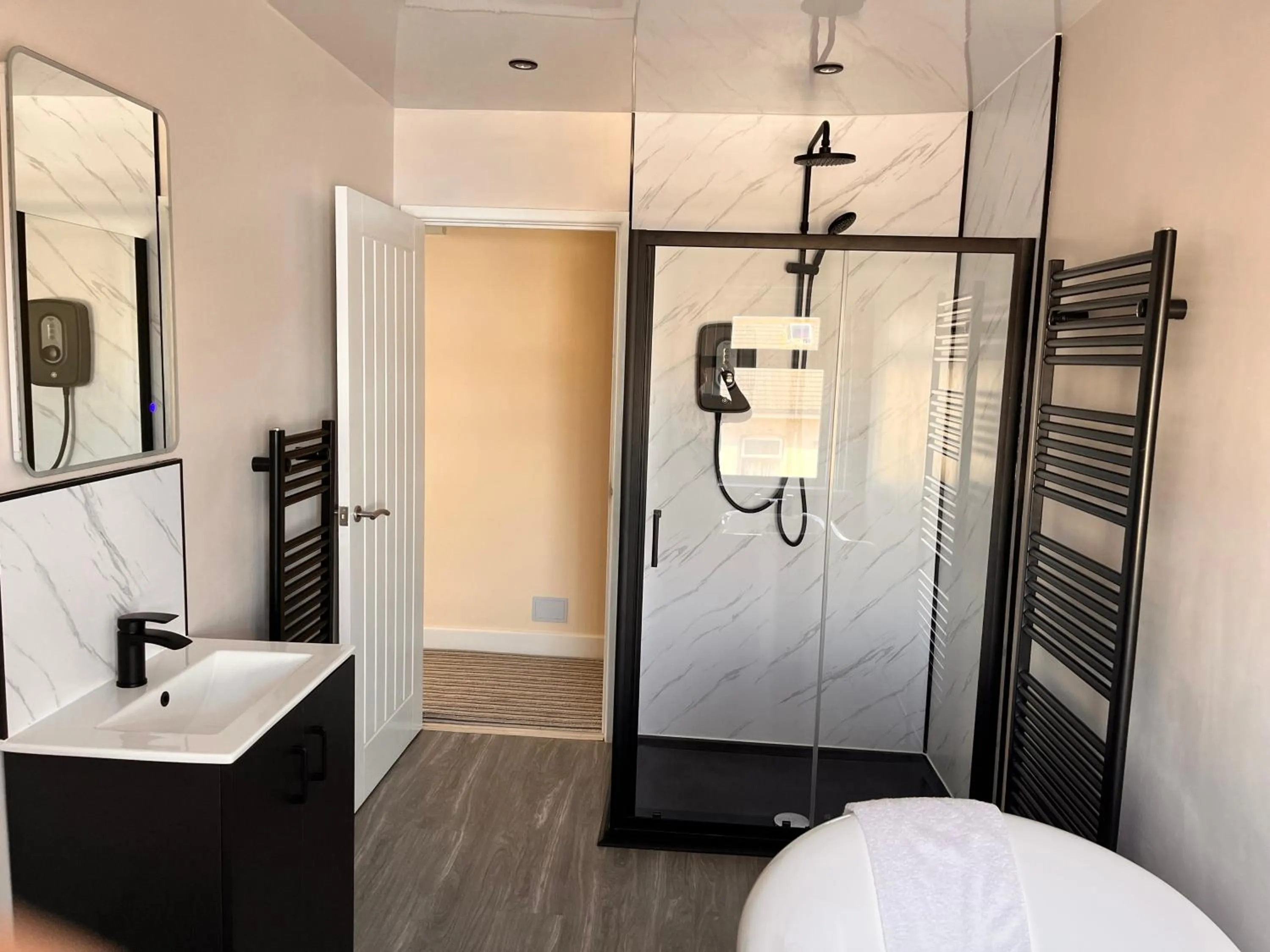 Shower, Bed in The Oxfordshire