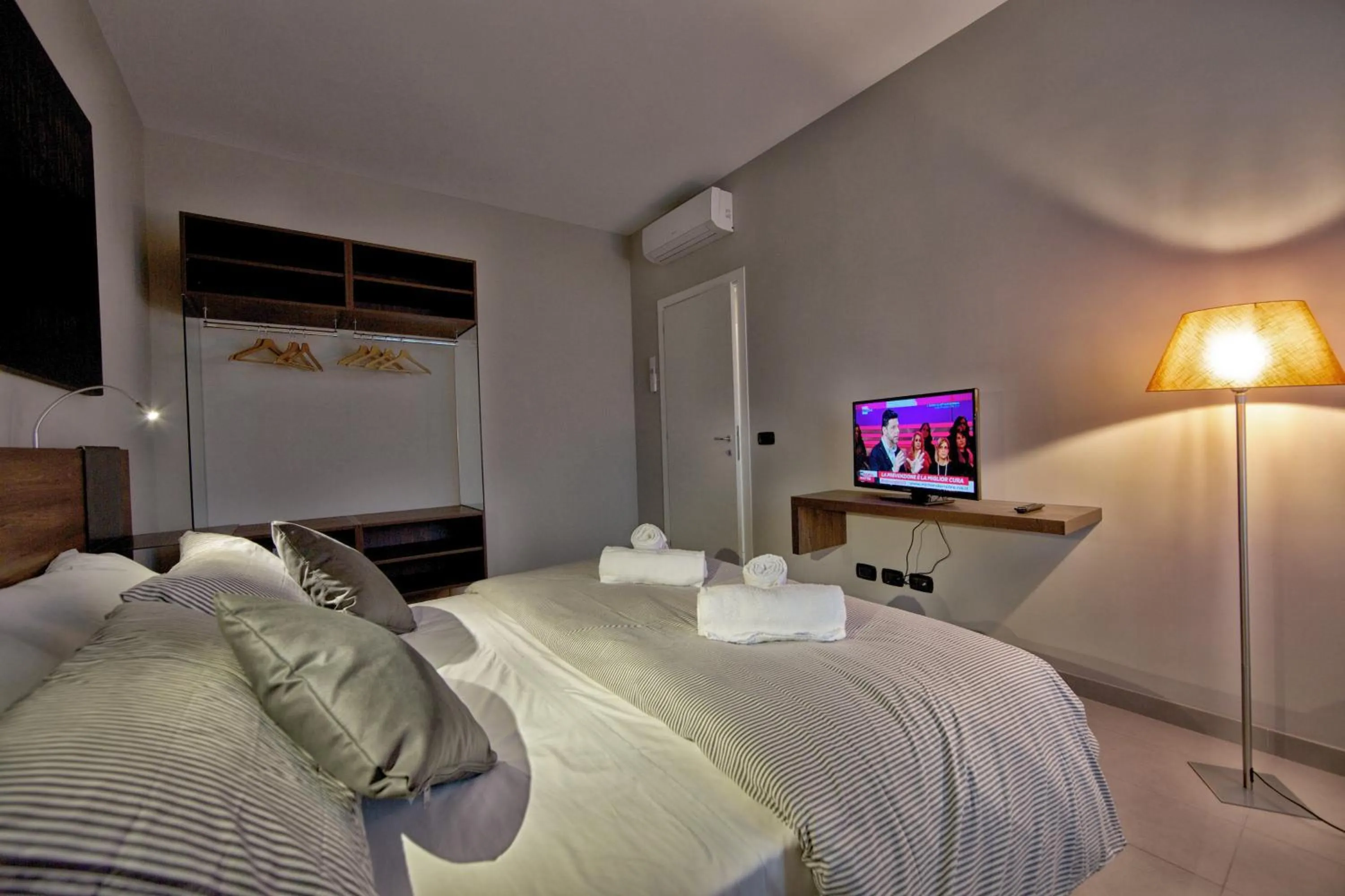 Photo of the whole room, Bed in lepini suites affittacamere