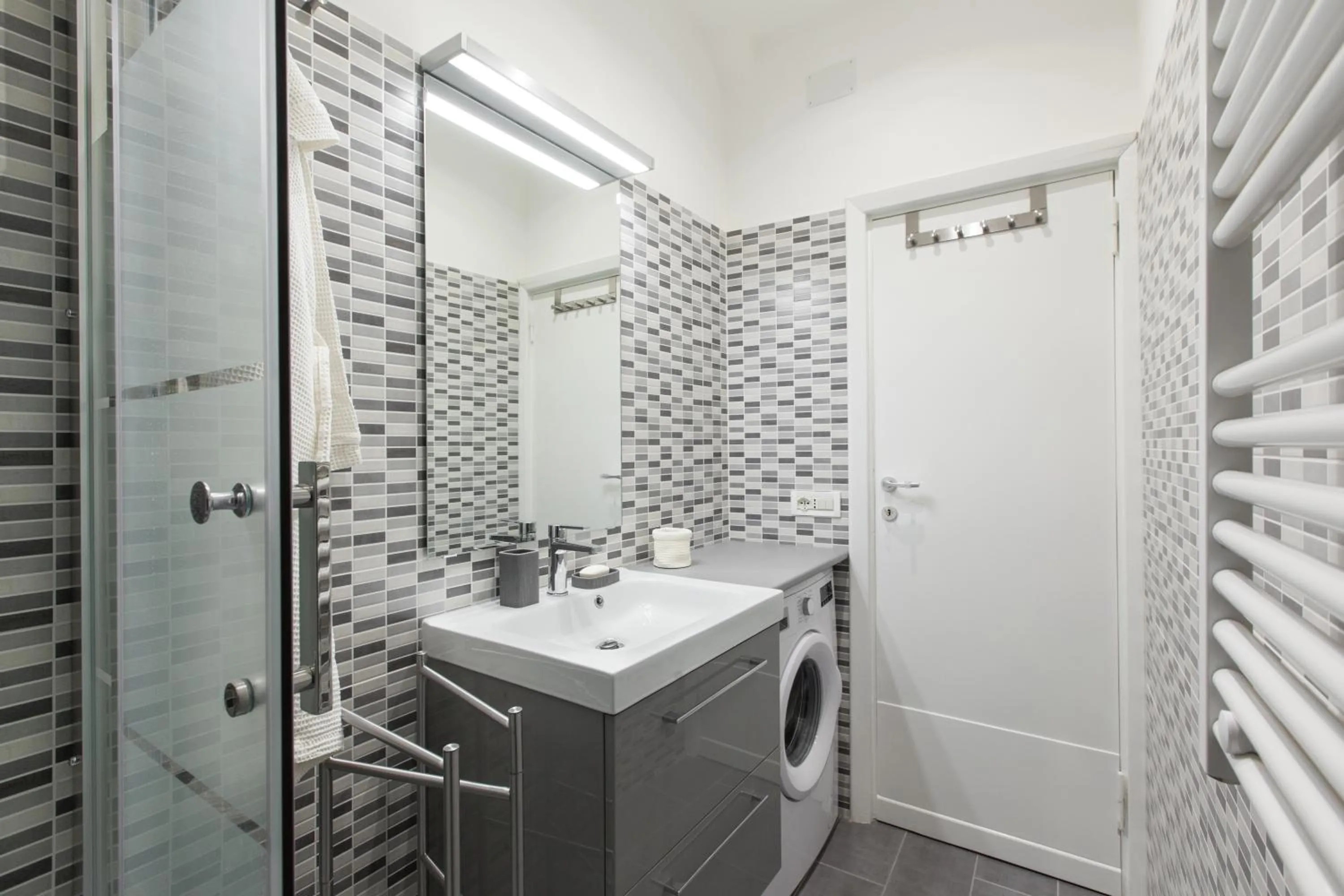 Shower in Urbana Lodge, Monti