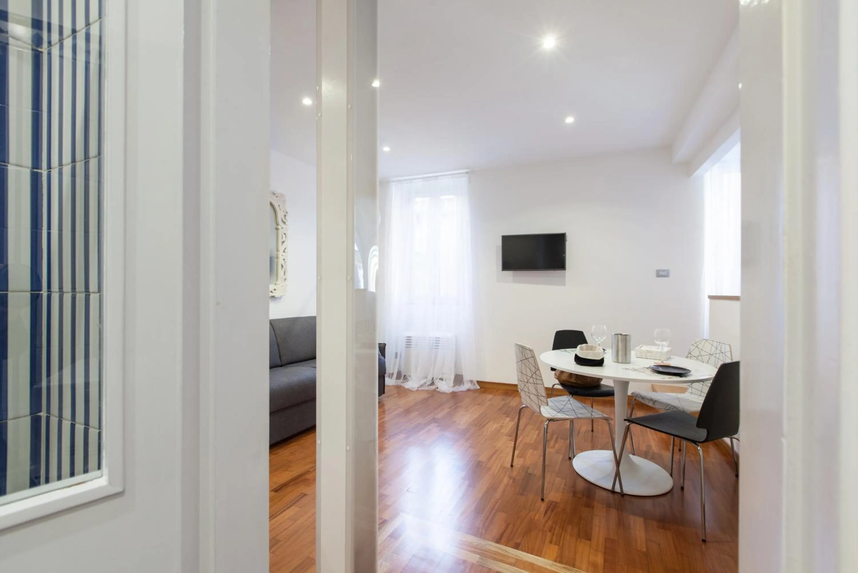 Dining area in Urbana Lodge, Monti