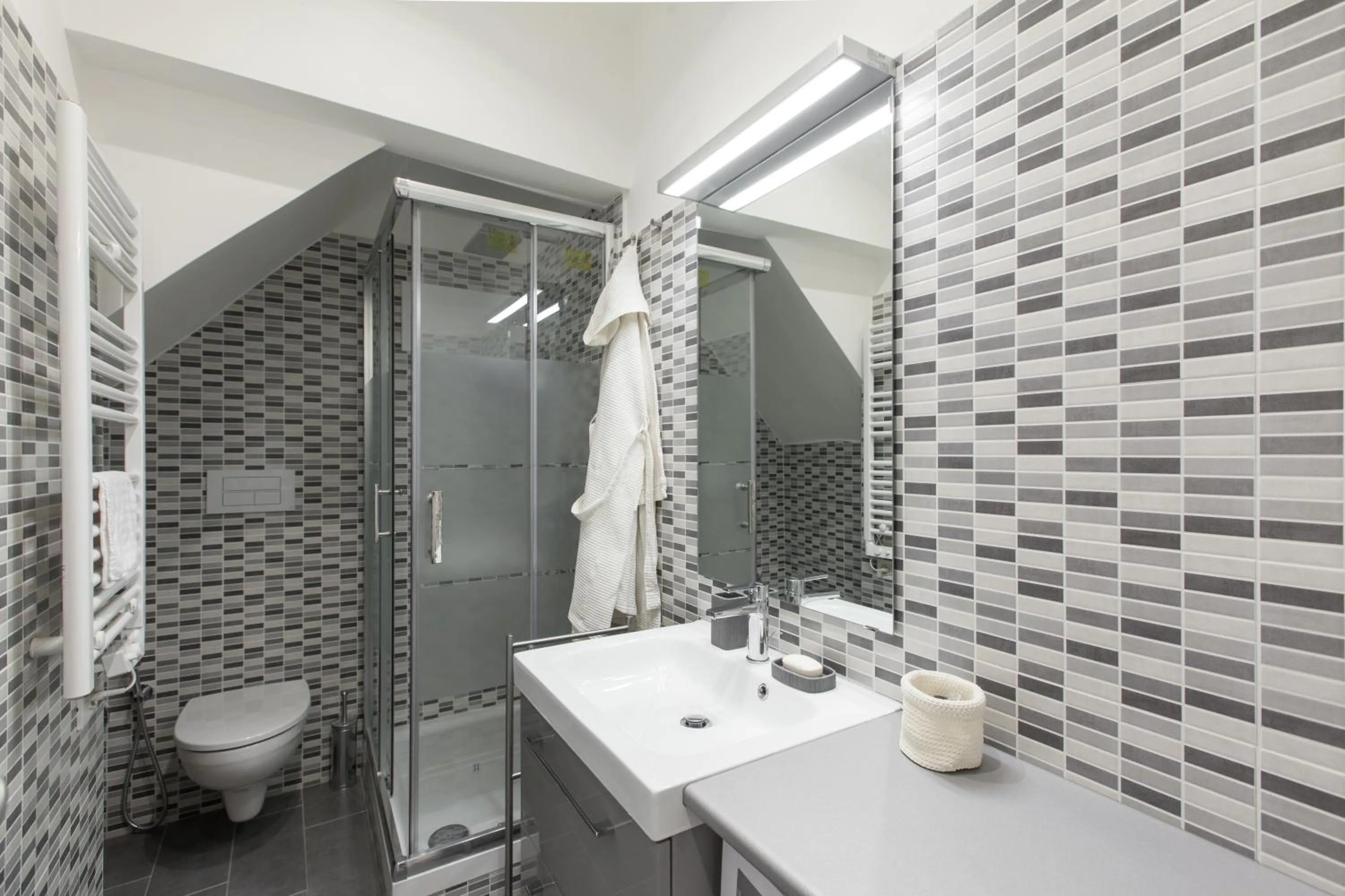 Shower in Urbana Lodge, Monti