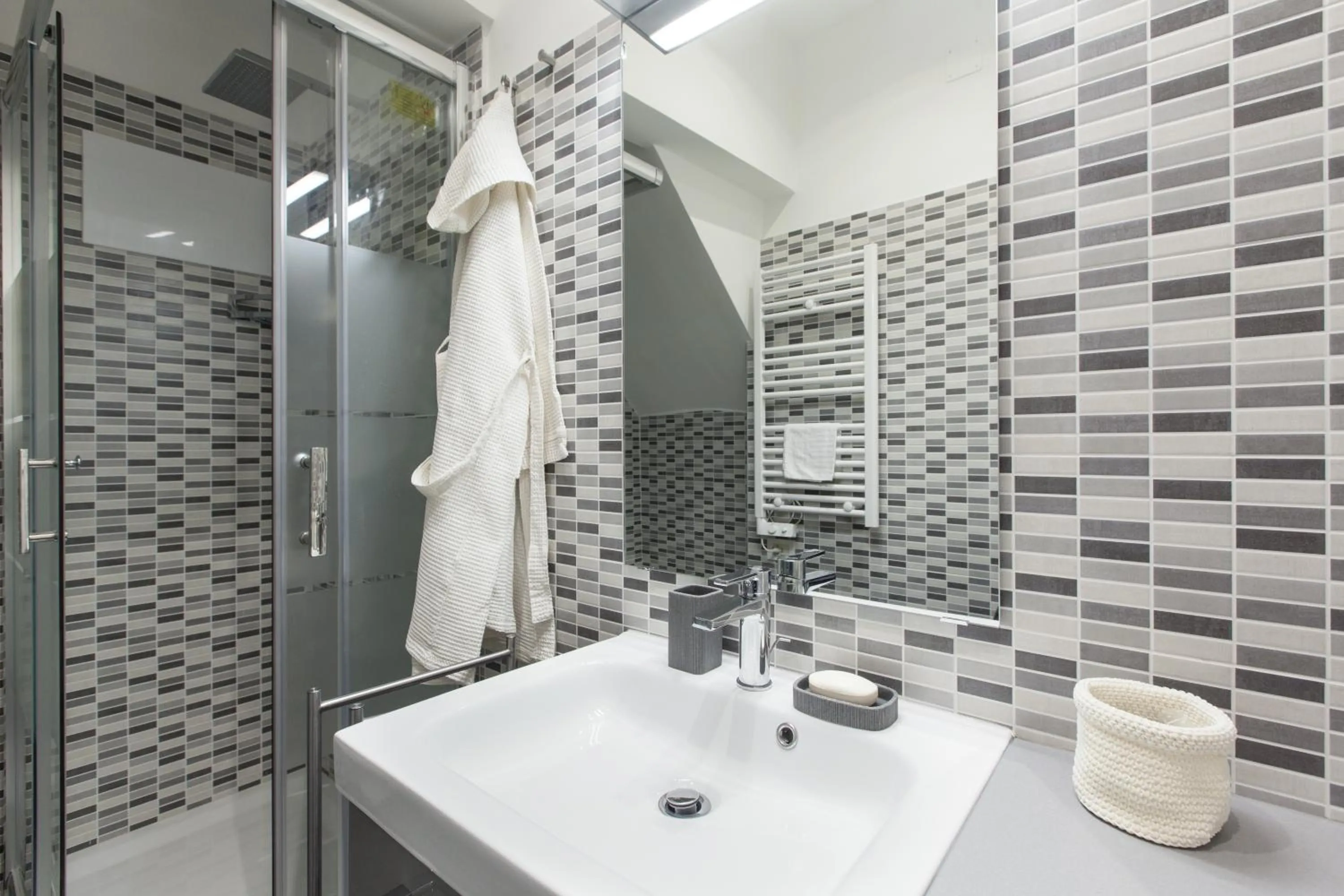 Shower in Urbana Lodge, Monti