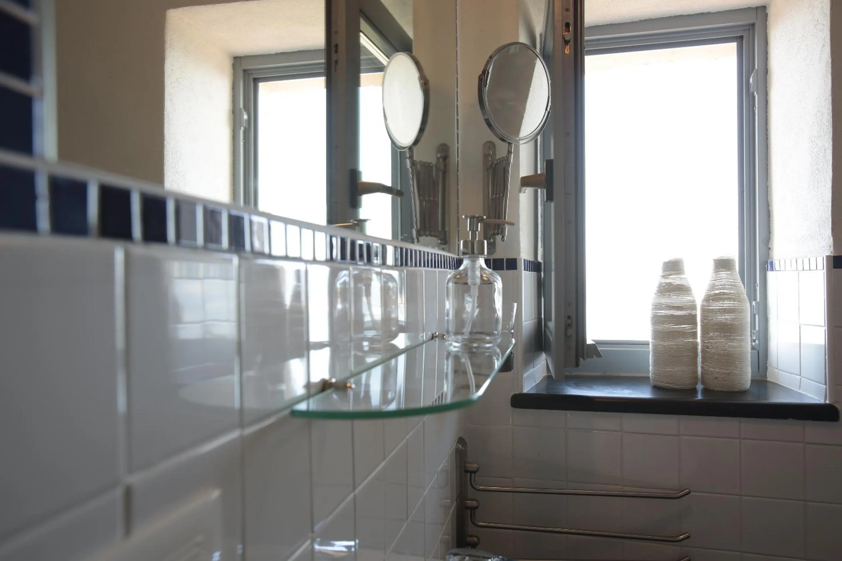 Shower in Blu Oltremare