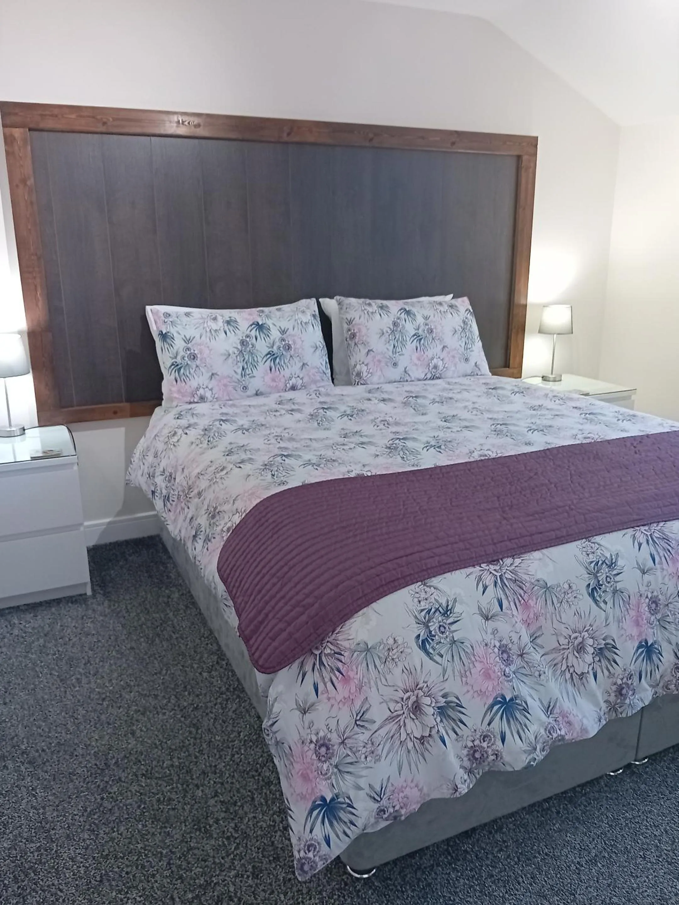 Bedroom, Bed in Middle House