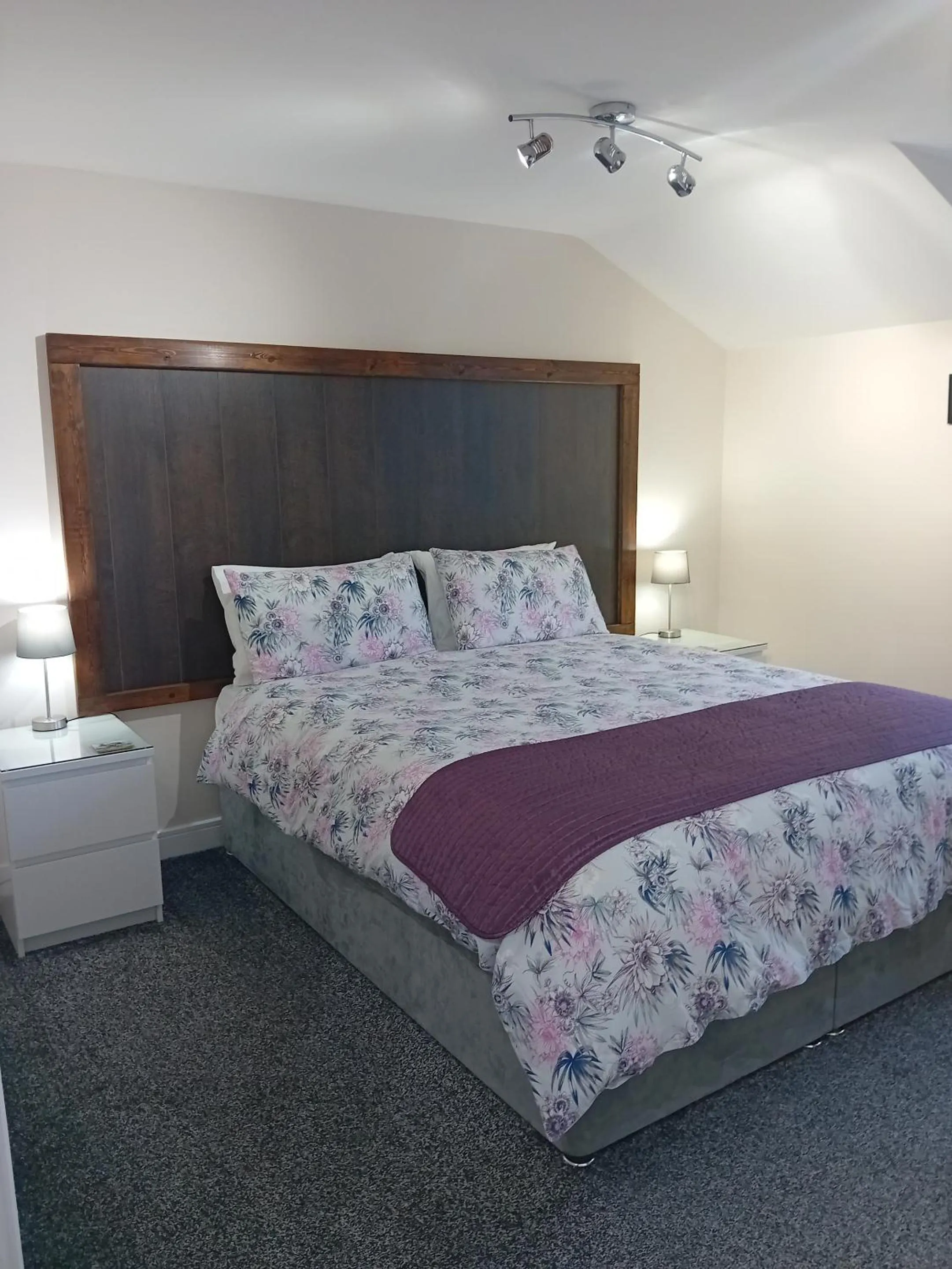 Bedroom, Bed in Middle House