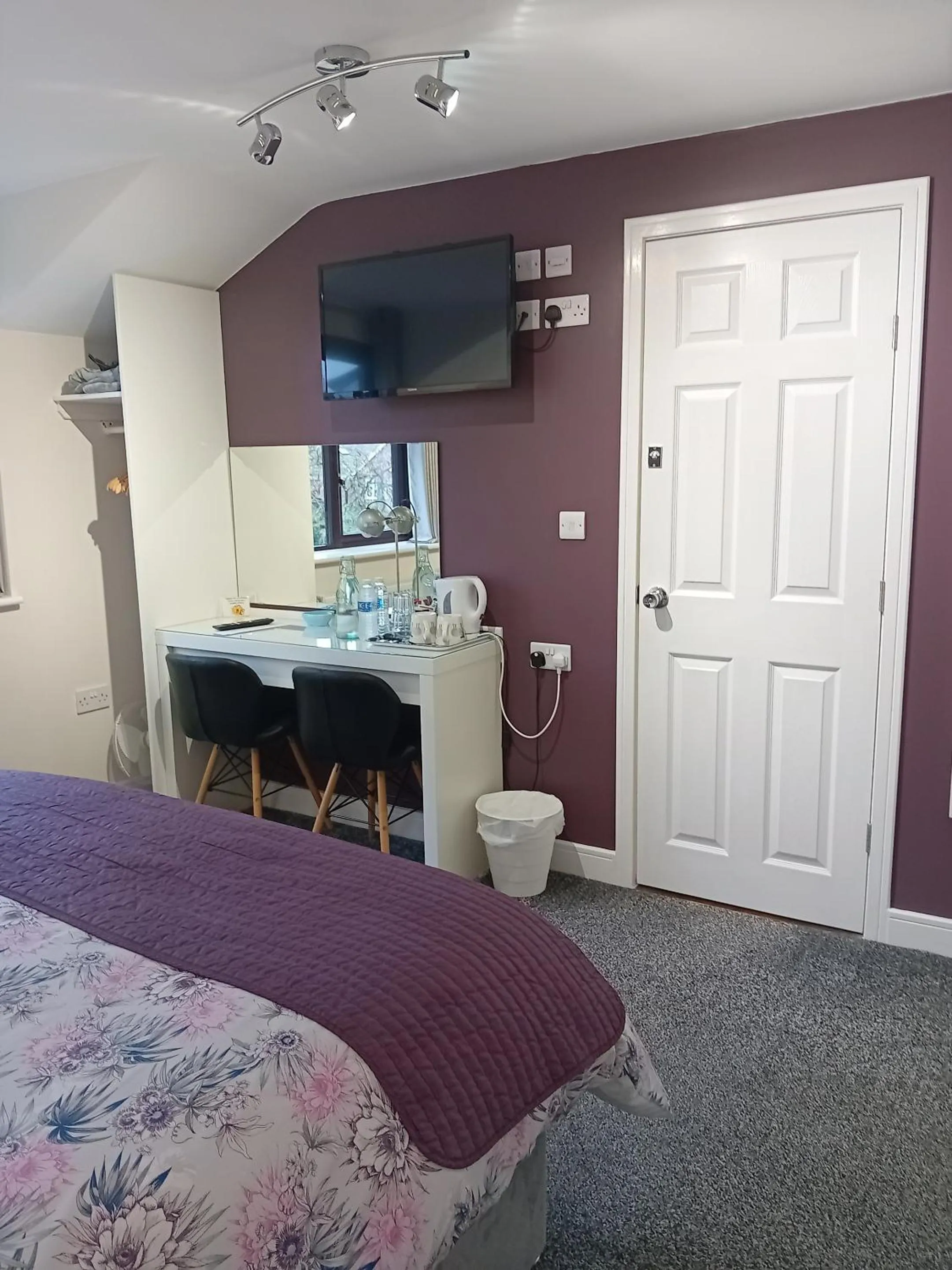 Bedroom, Bed in Middle House