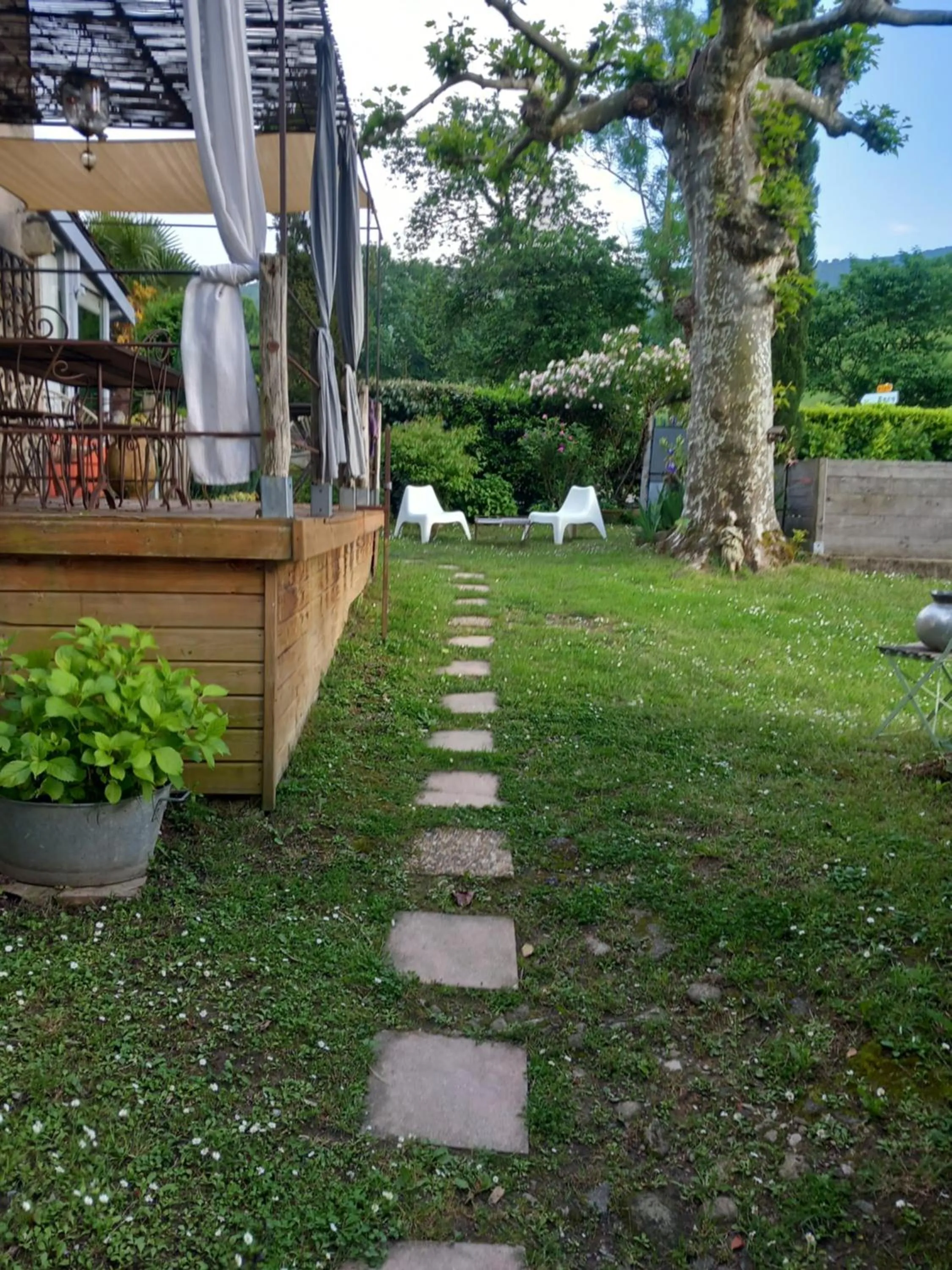 Garden in la maison d'Anna chambres d hôtes