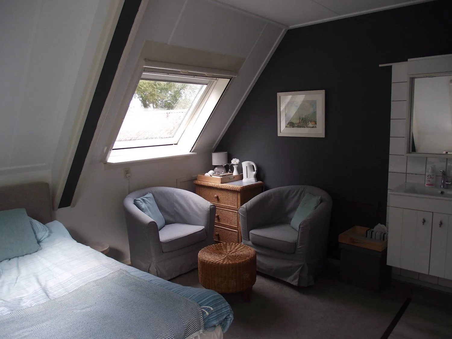 Seating area, Bed in B&B Landgoed Sonneborghe