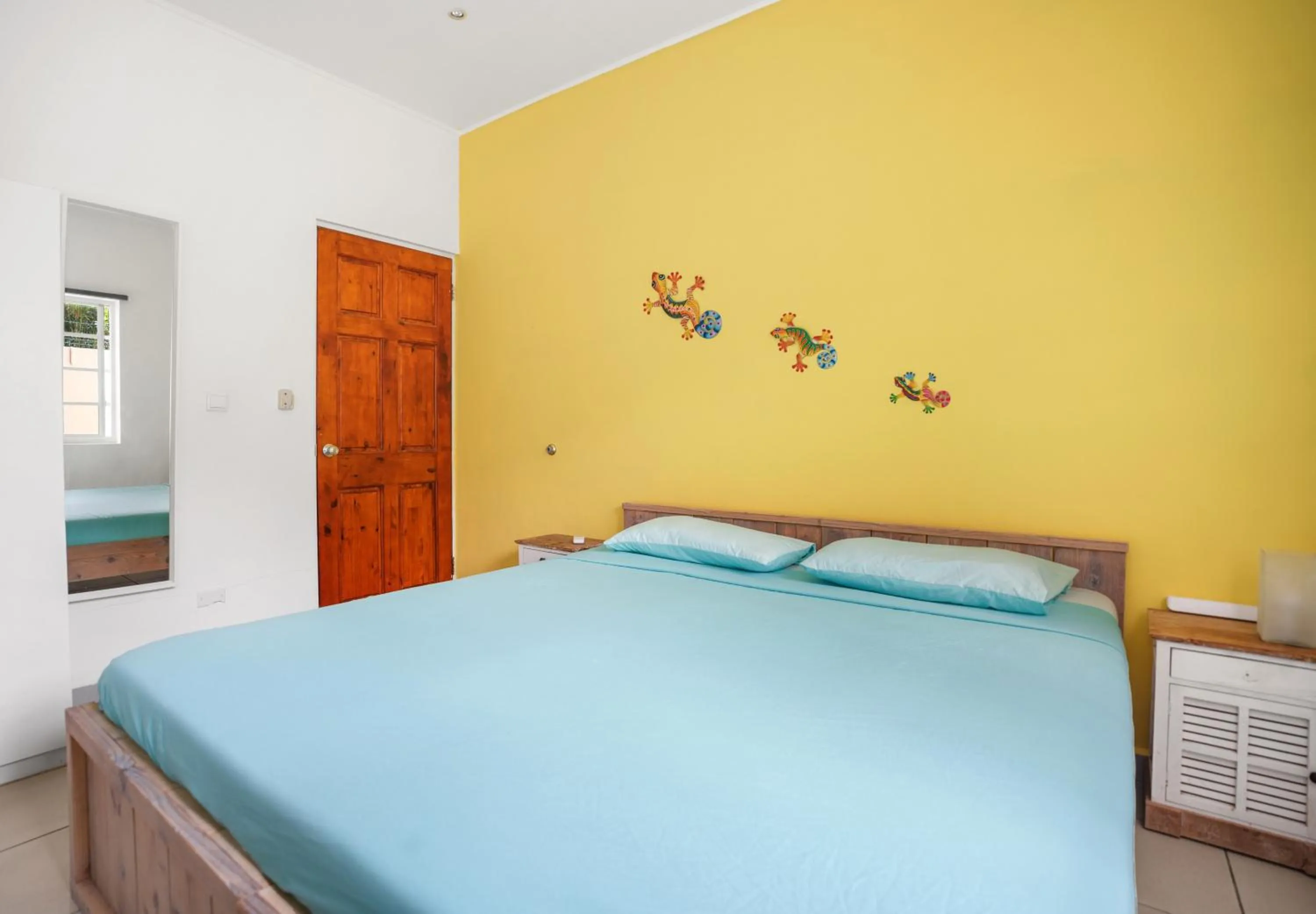 Bed in Blue Marlin Apartments, nabij Mambo Beach