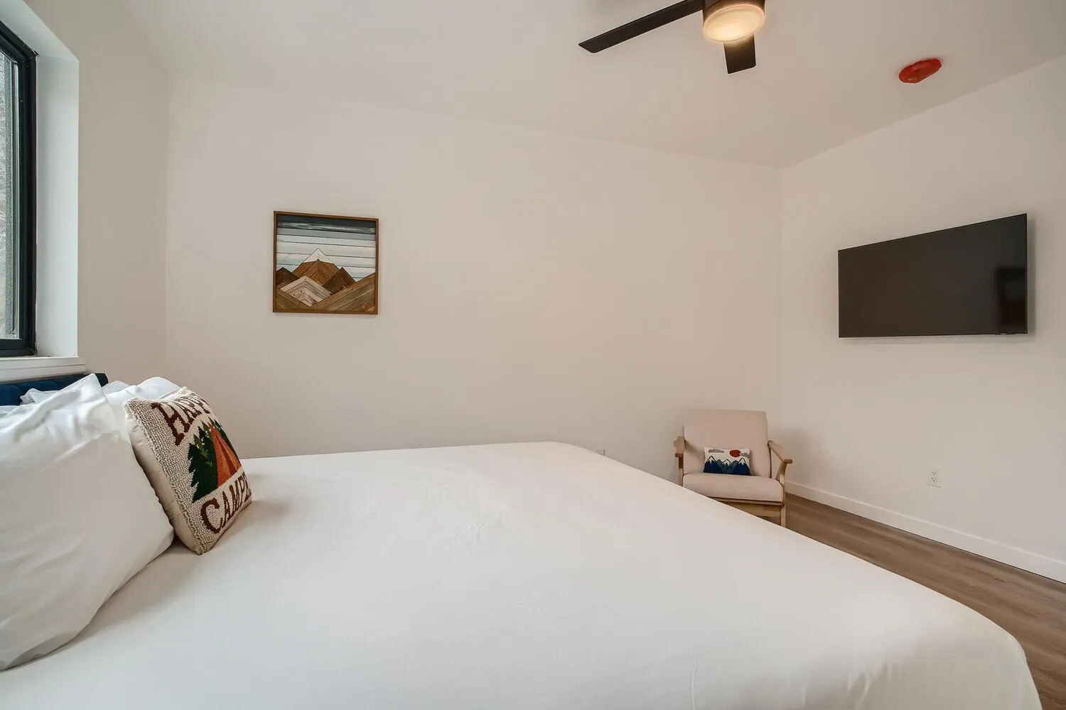 Photo of the whole room, Bed in Uplift Inn