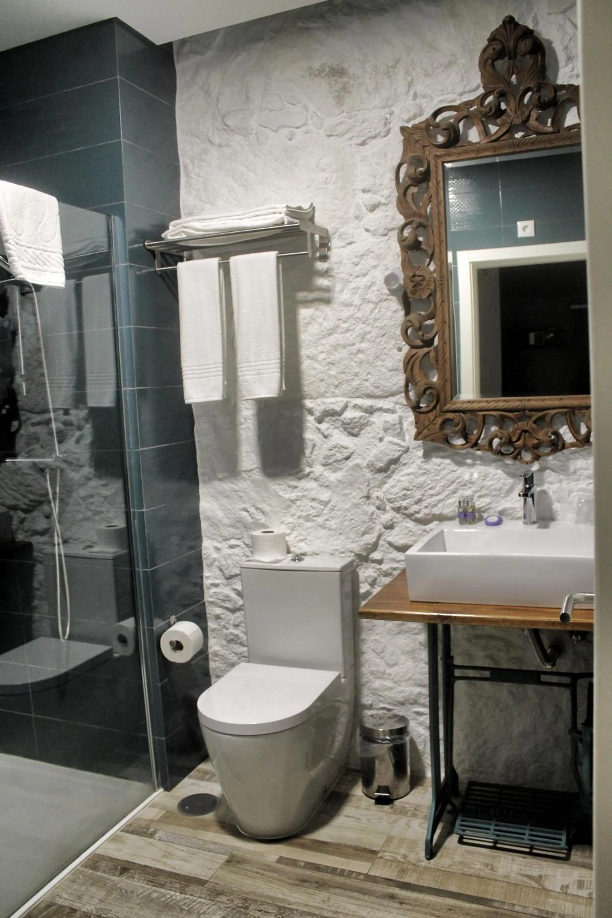 Shower in Art'Otel Barcelos