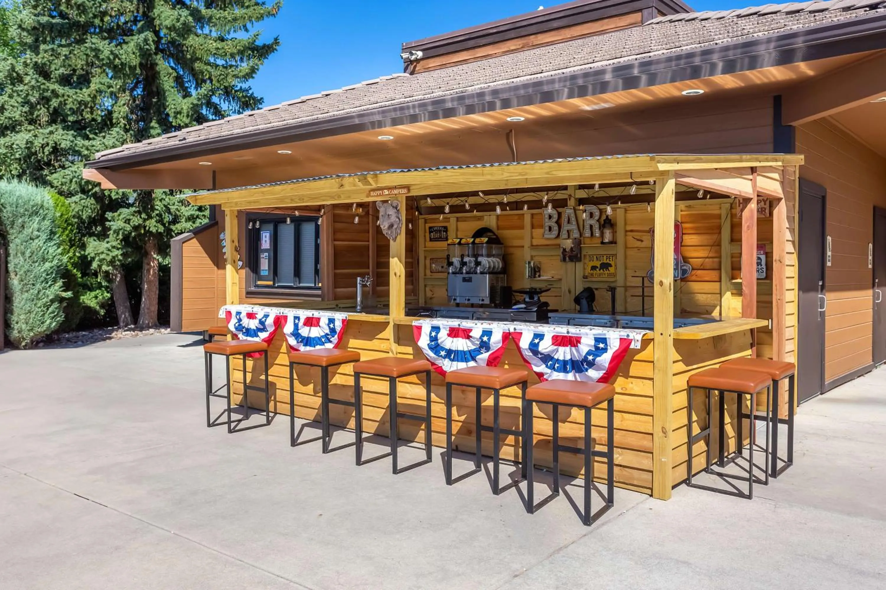 Lounge or bar in Cheyenne Mountain Resort, a Destination by Hyatt Hotels