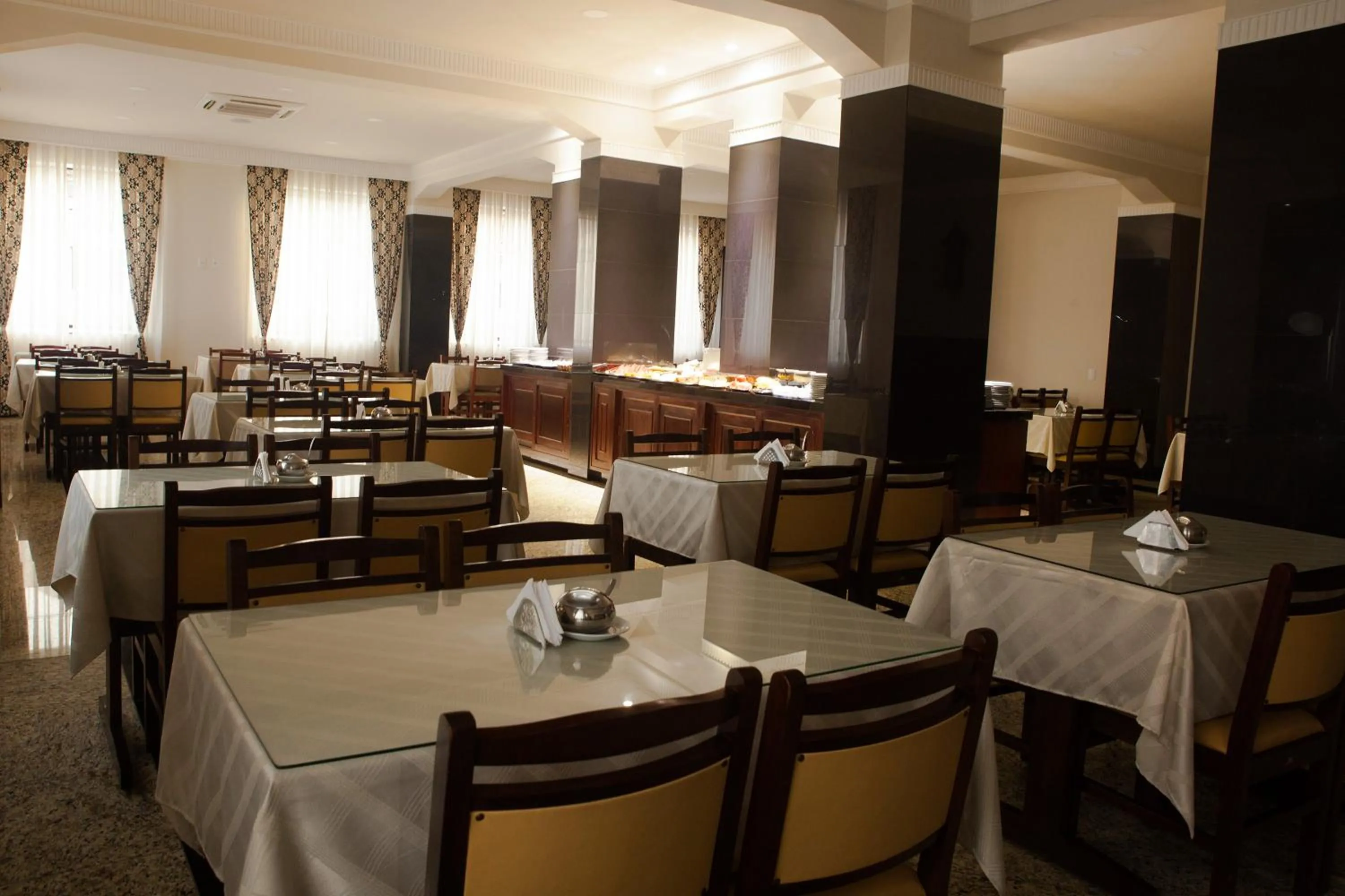 Restaurant/places to eat in Real Palace Hotel